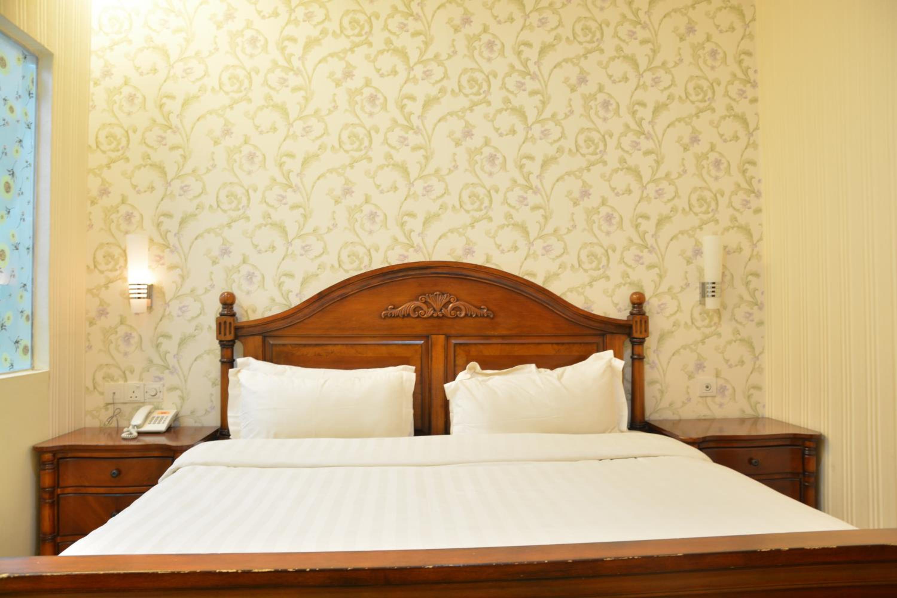 Standard Queen Room - Photo 8