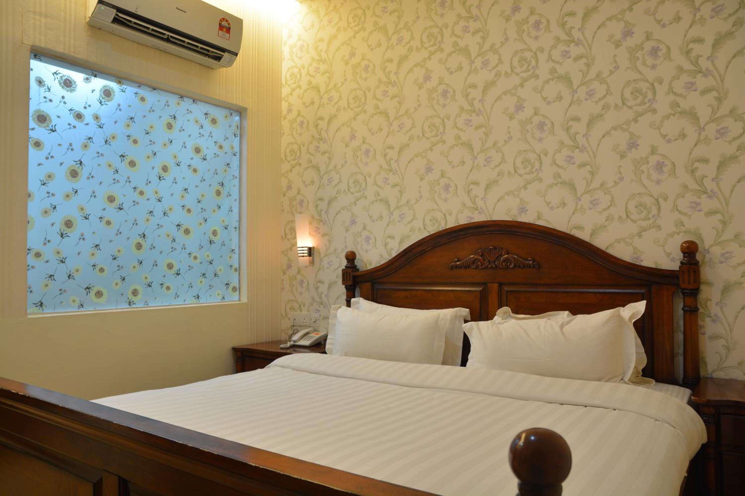 Standard Queen Room - Photo 7