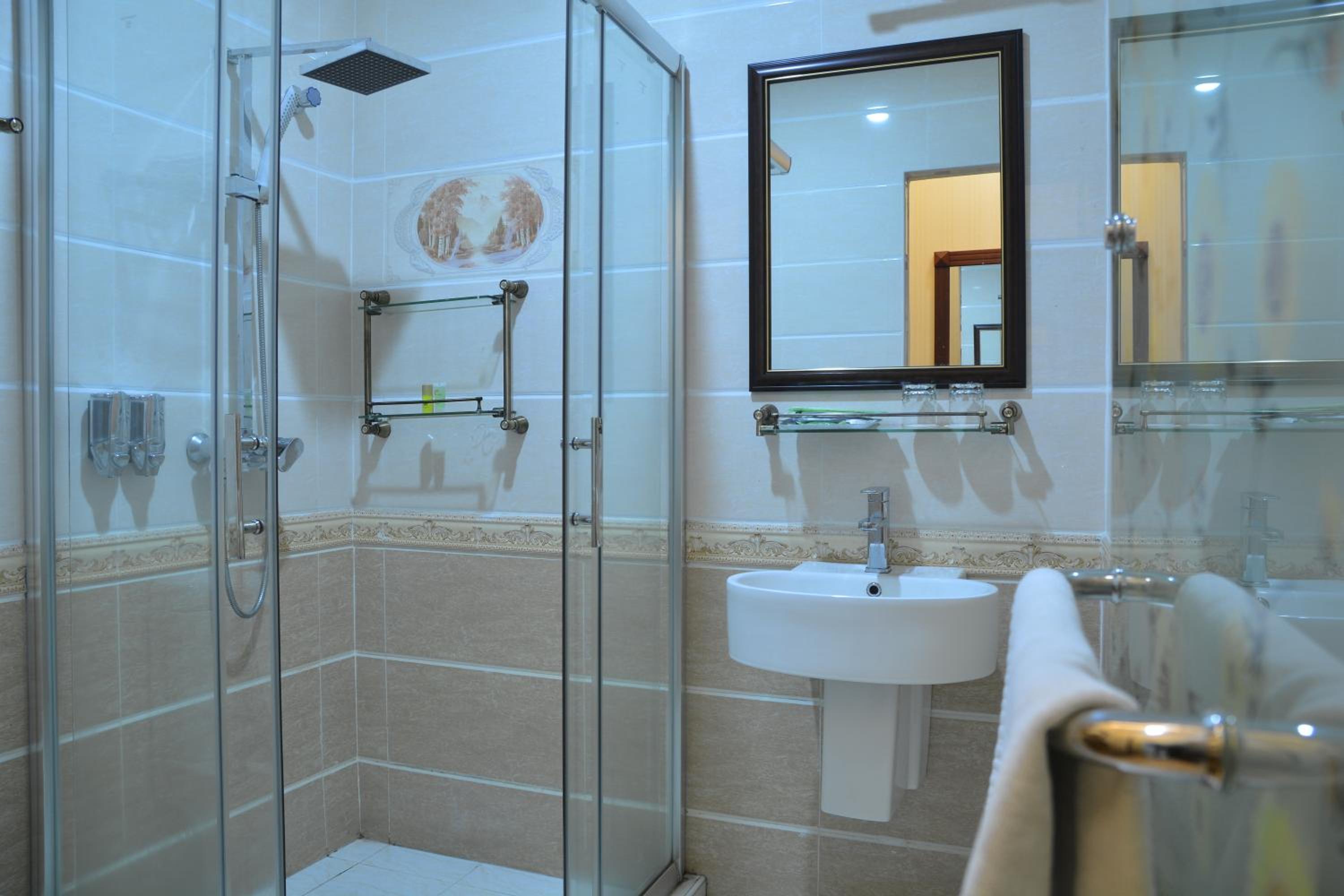 Standard Queen Room - Photo 6