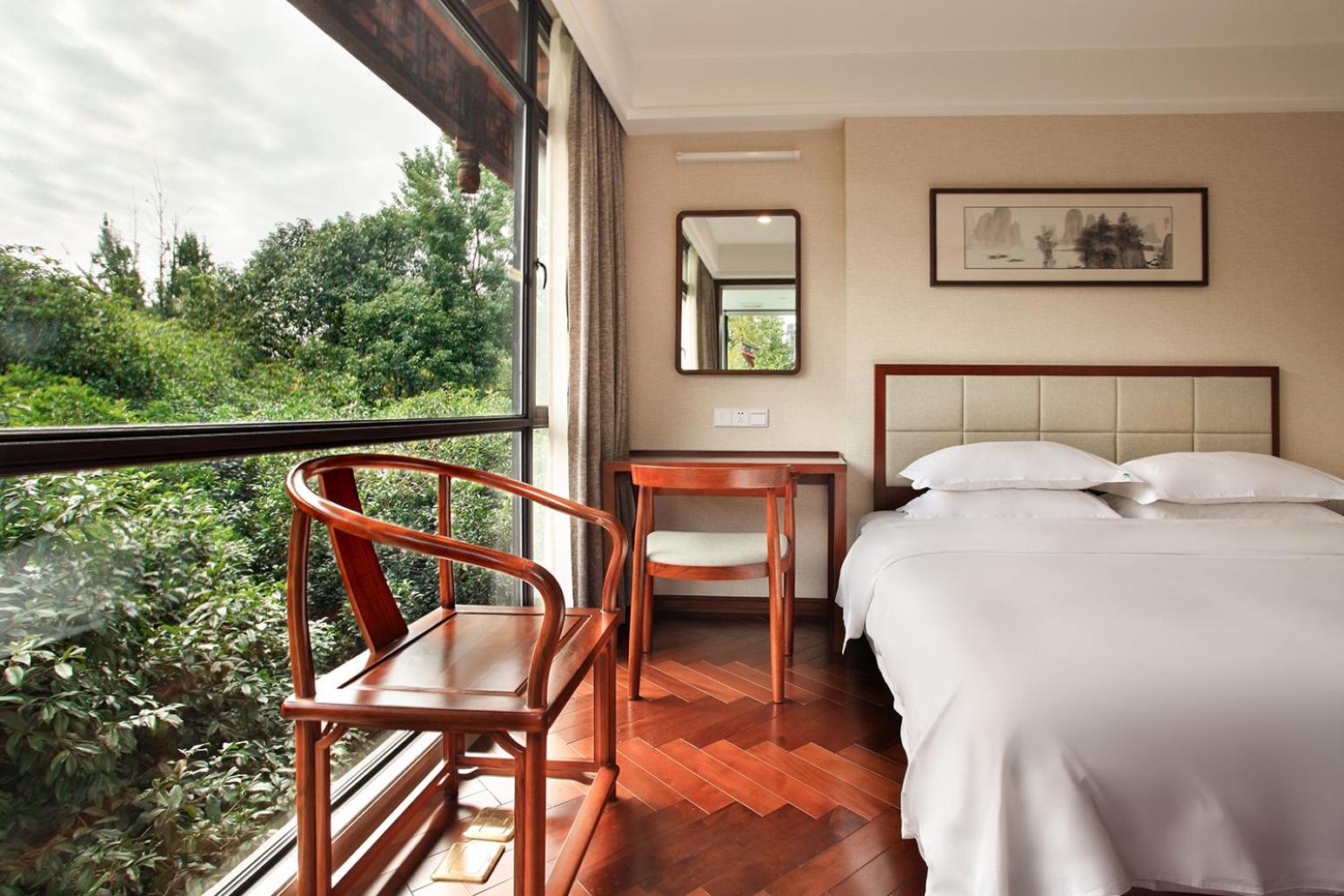 Deluxe Queen Room with Garden View photo 3