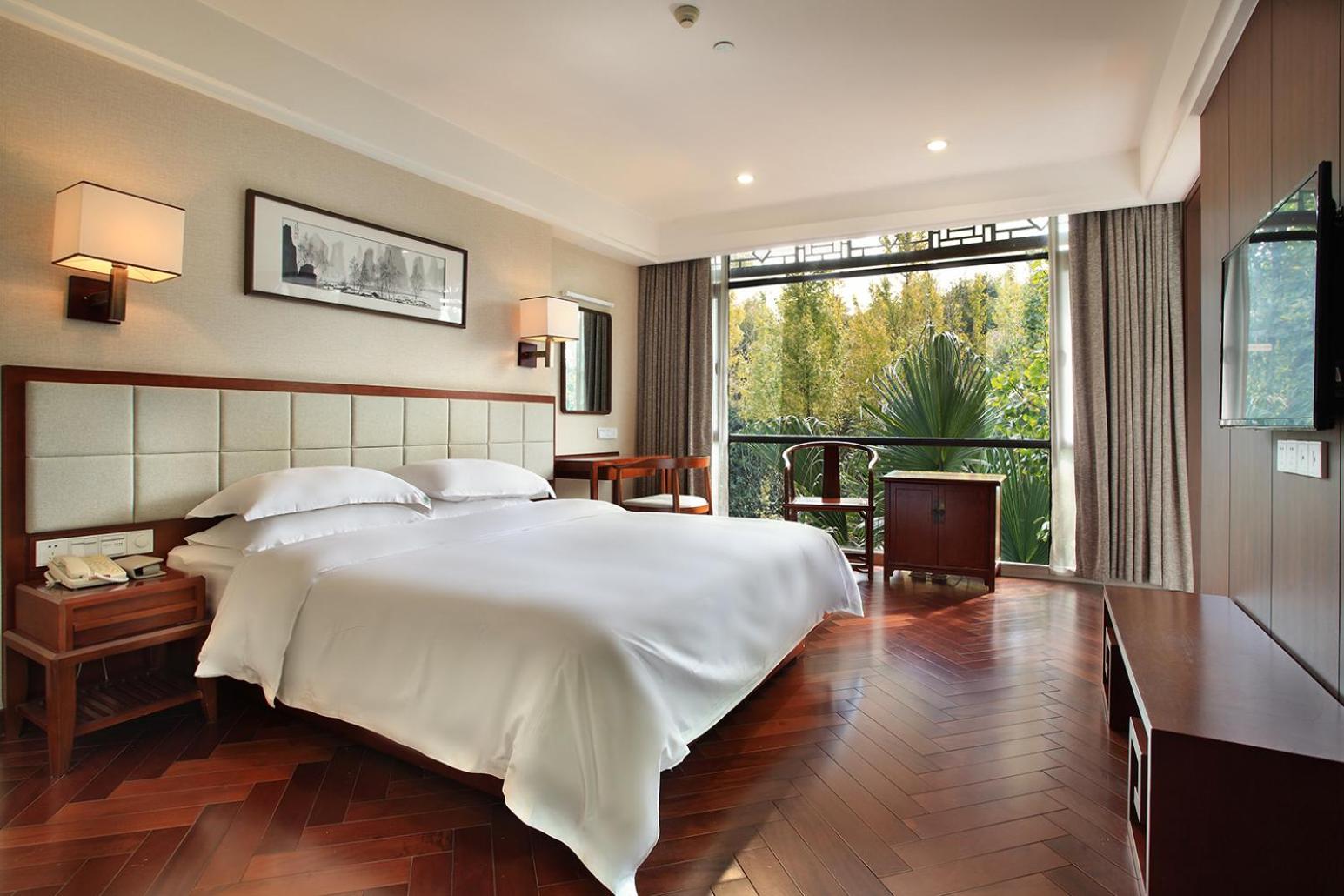 Deluxe Queen Room with Garden View photo 1