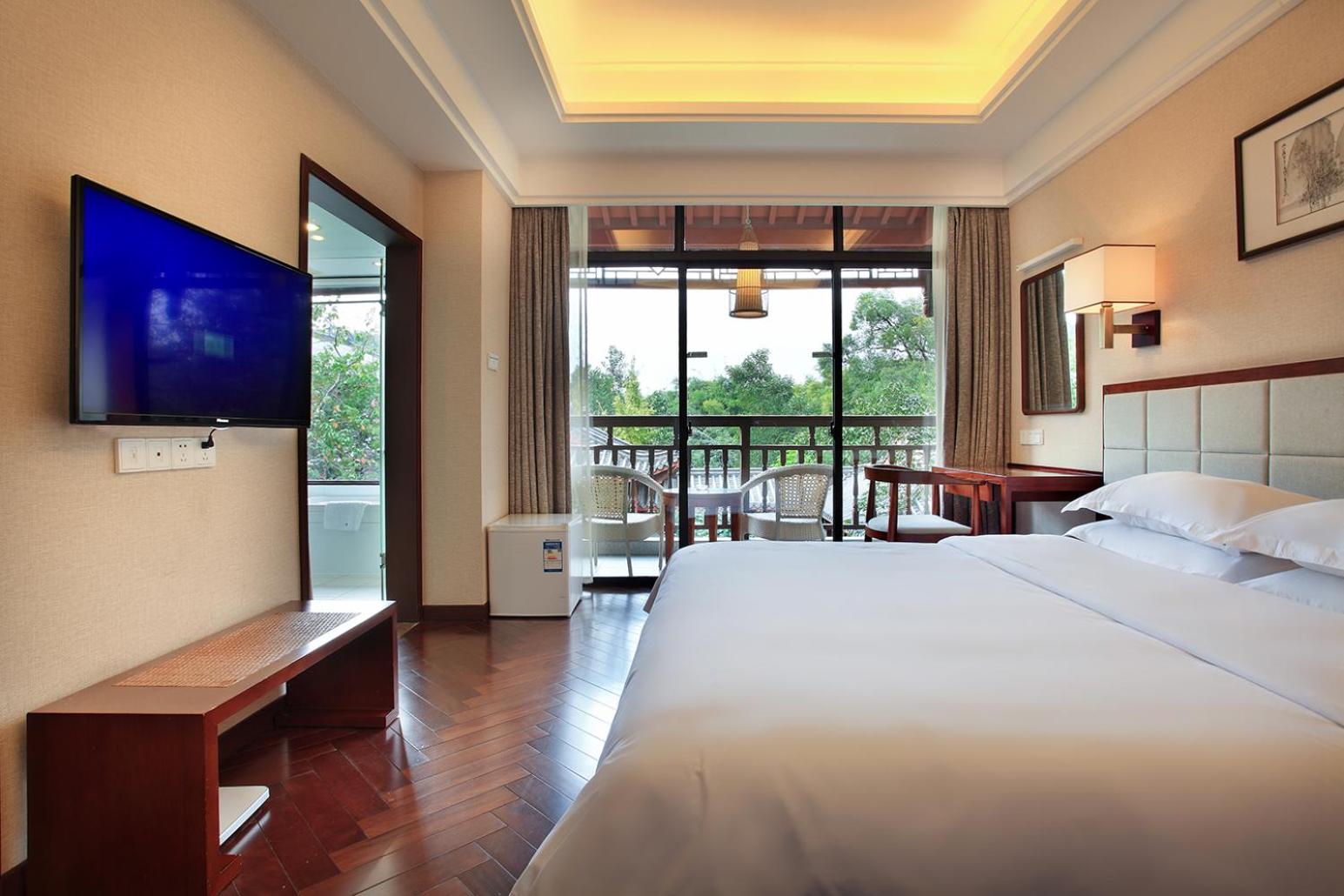 Deluxe Queen Room with Garden View photo 2