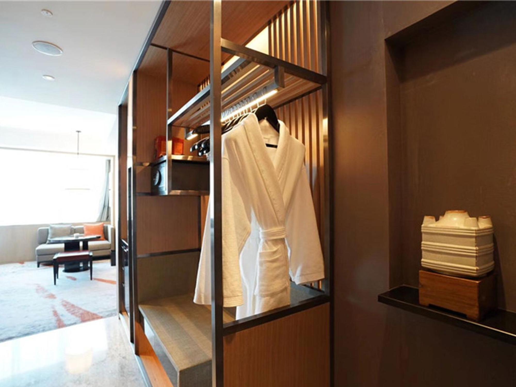 Deluxe King Room - Photo 4