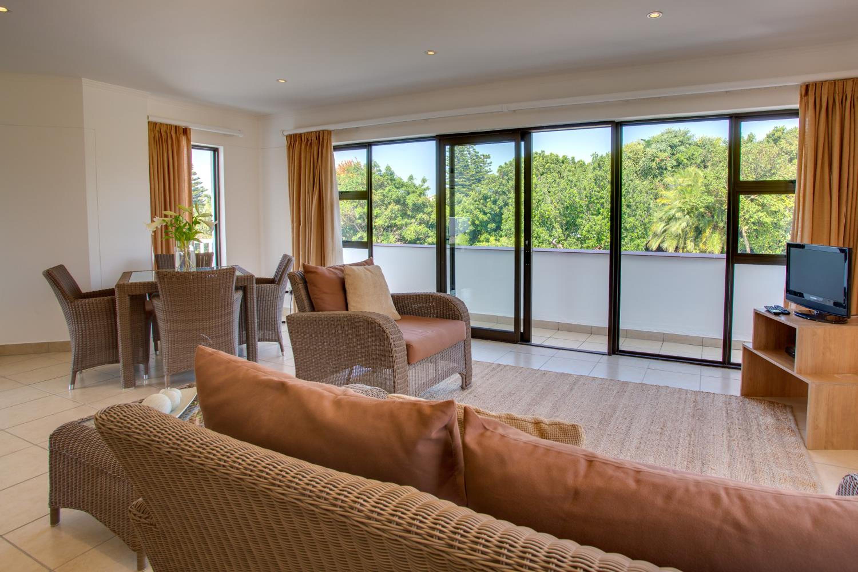 Deluxe Suite with Sea View - Photo 6