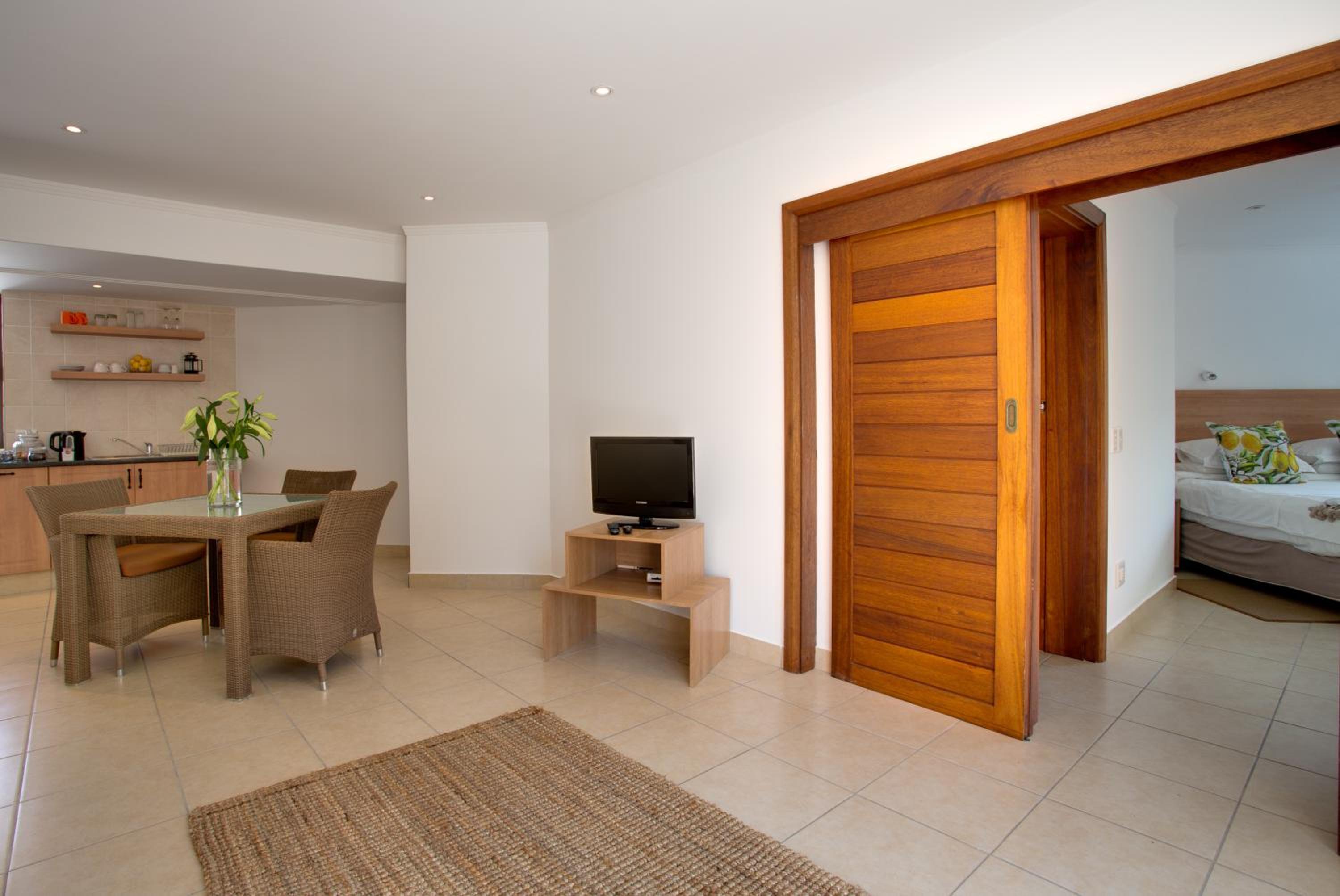 King Suite with Balcony - Photo 4