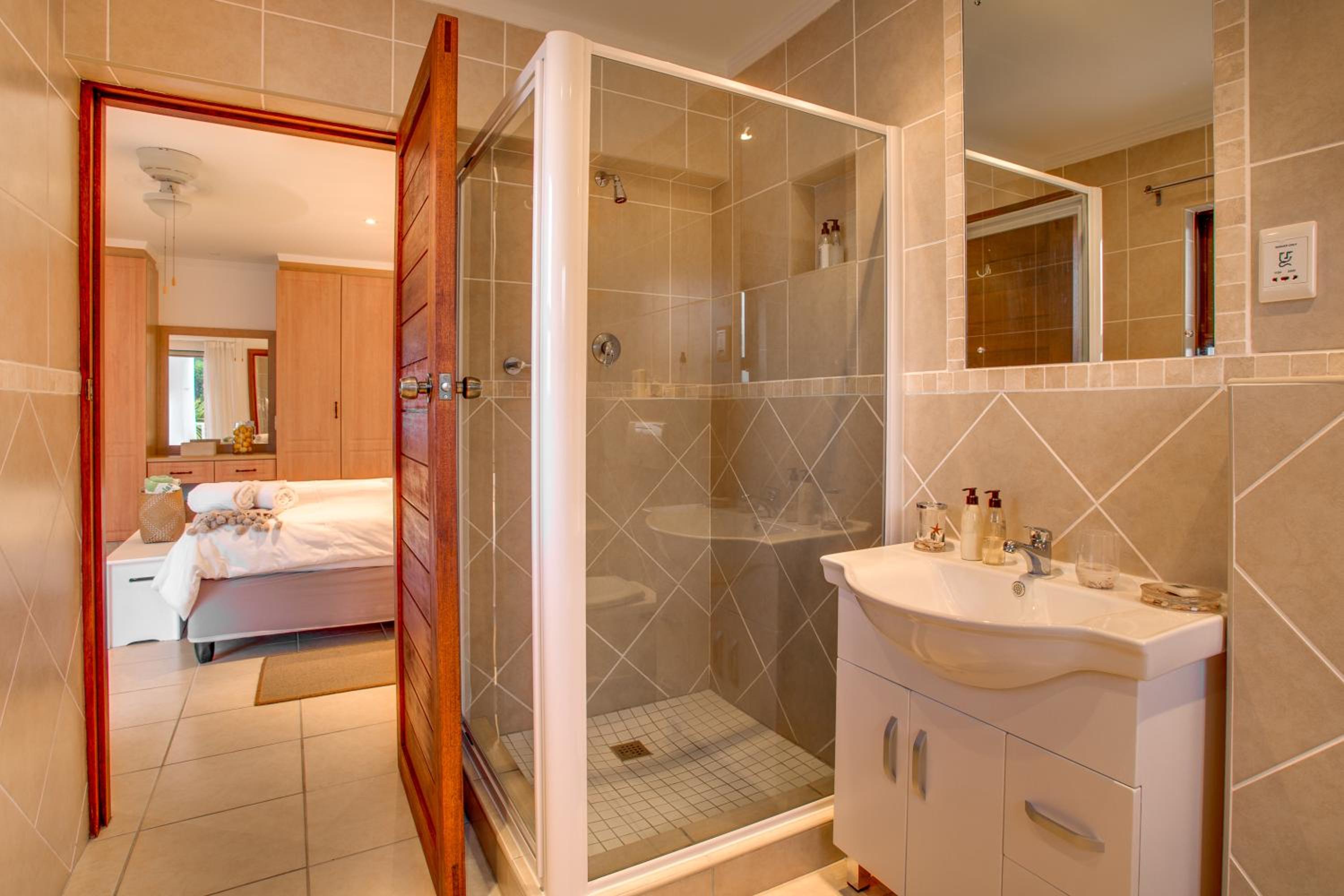 King Suite with Balcony - Photo 18
