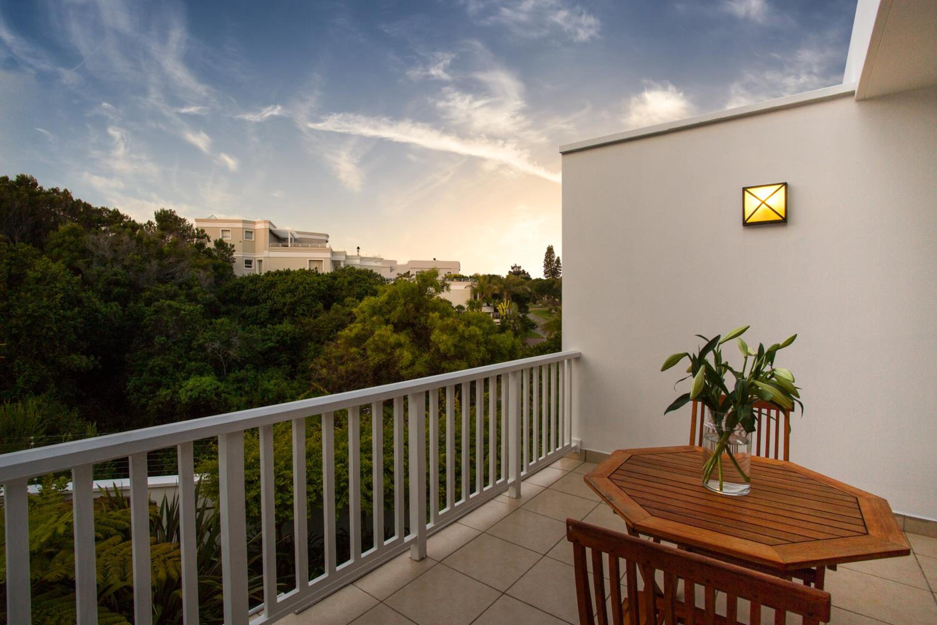 King Suite with Balcony - Photo 10