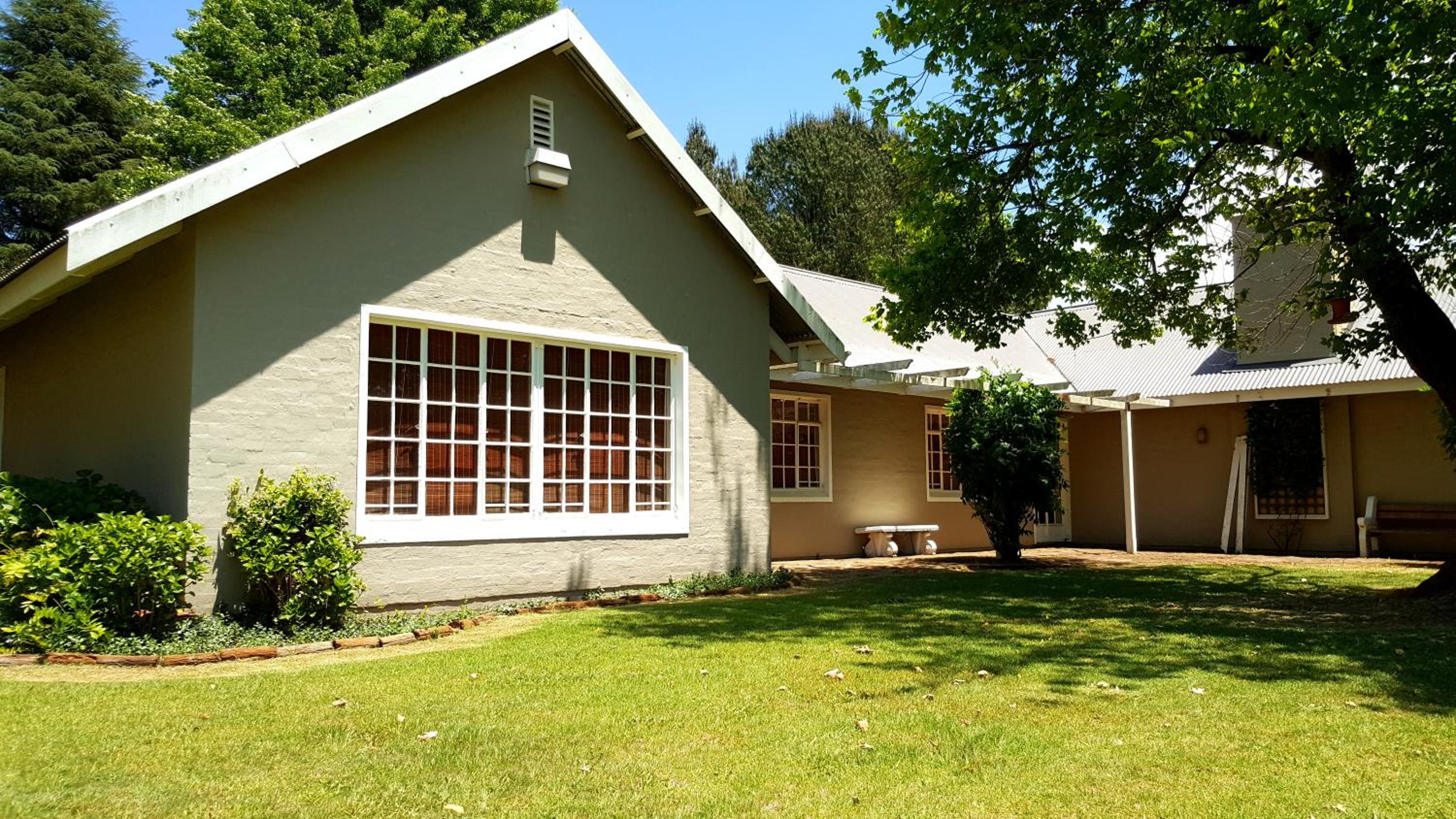 Five-Bedroom House - Photo 2