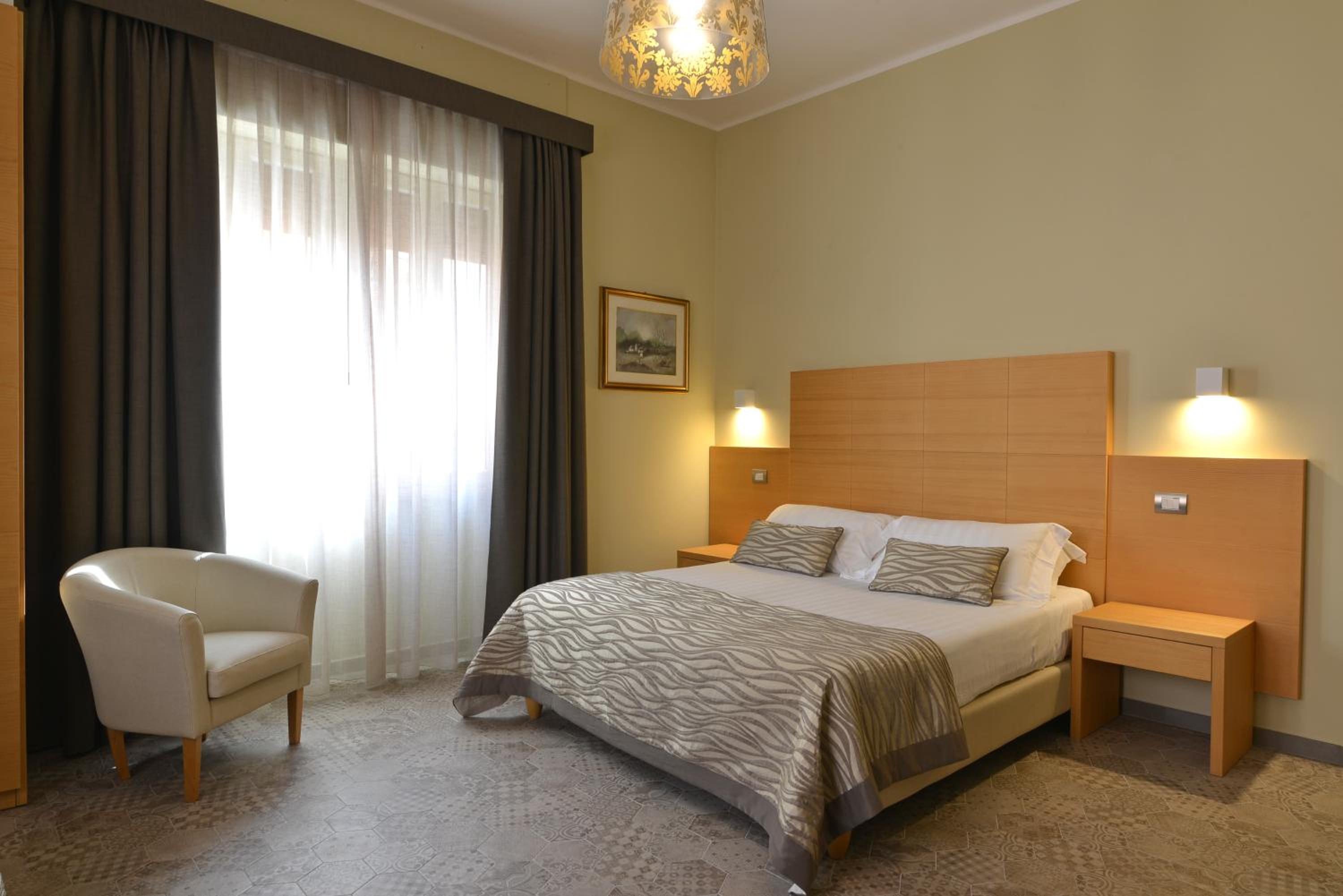 Standard Double Room - Photo 9