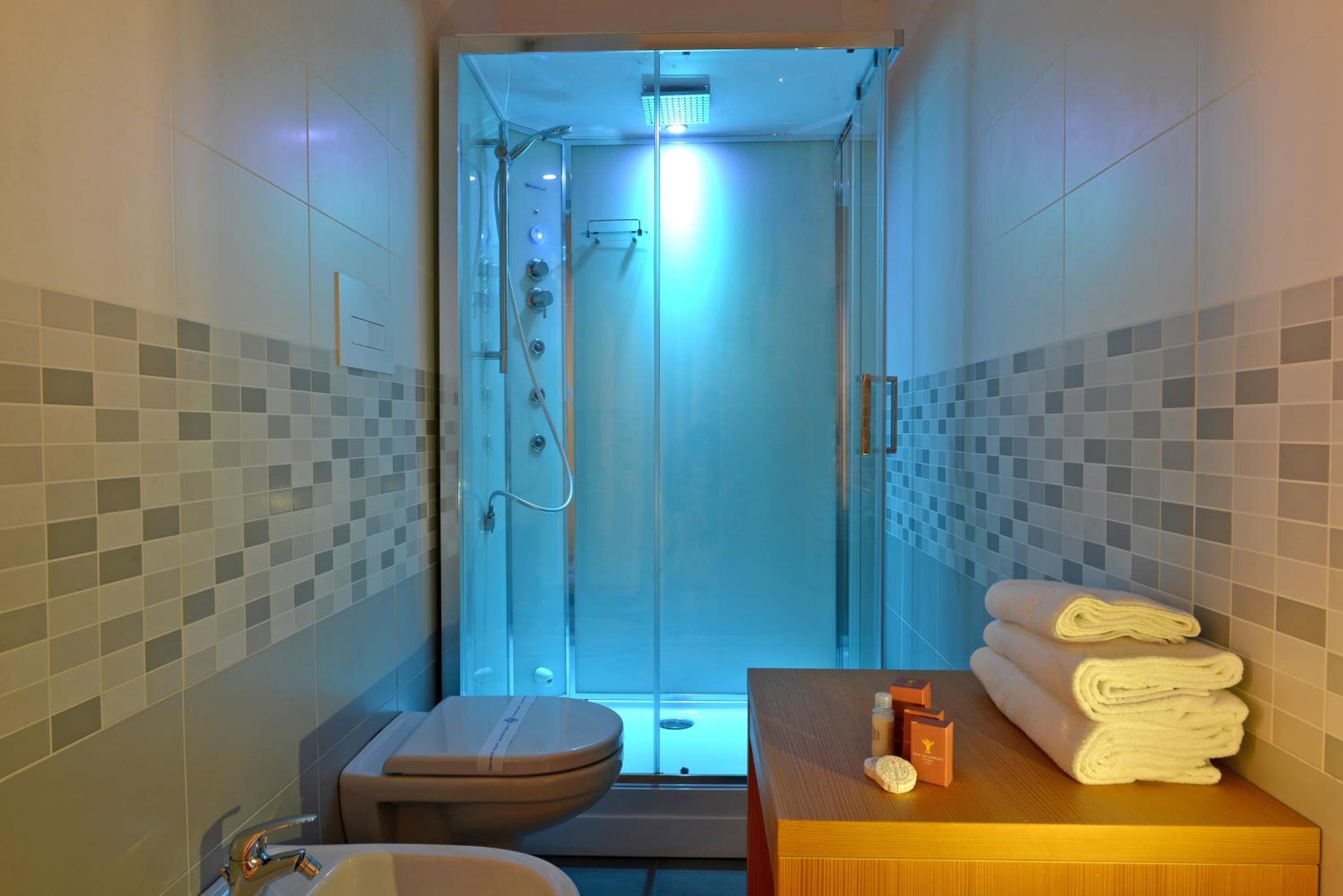 Standard Double Room - Photo 8