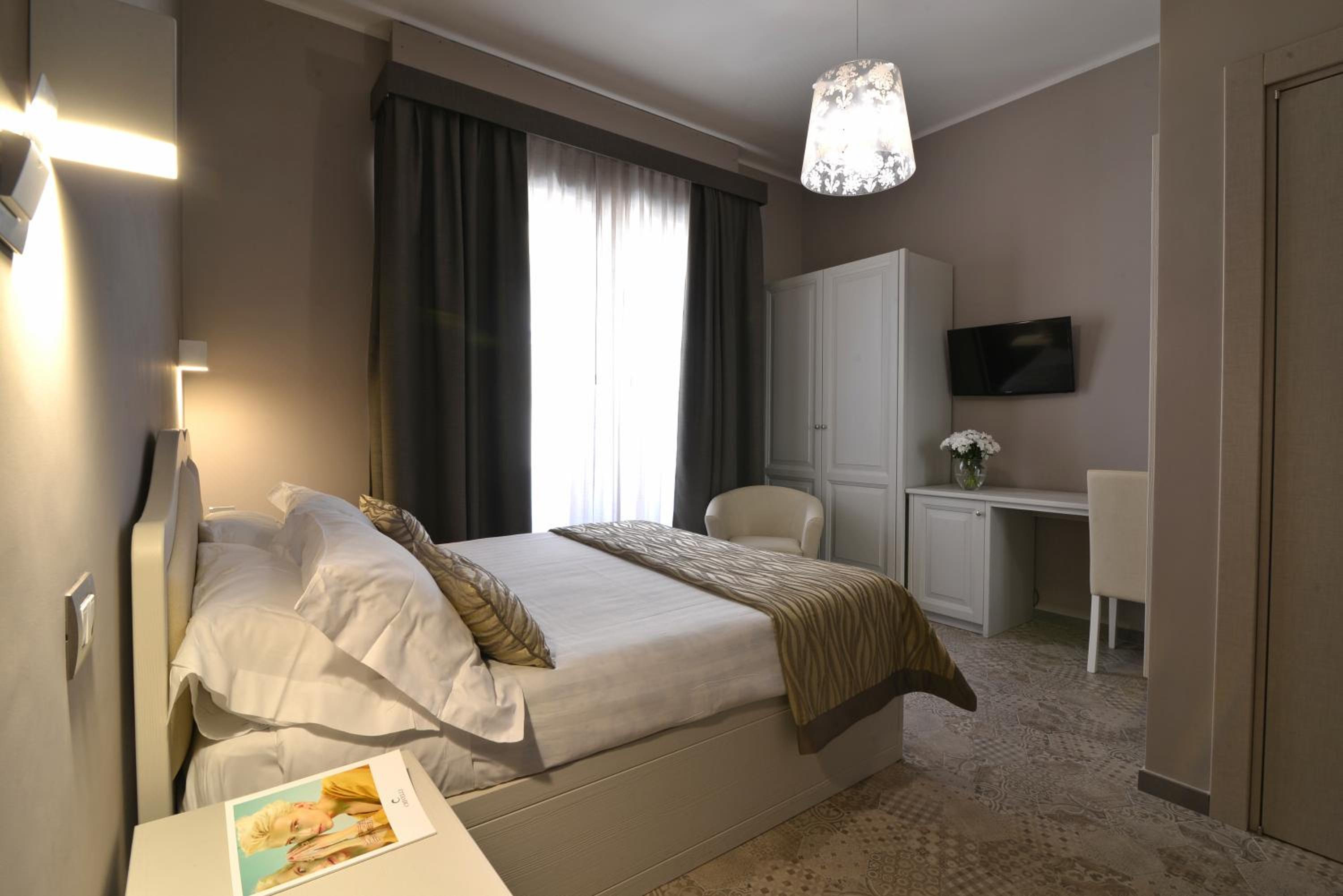 Standard Double Room - Photo 7