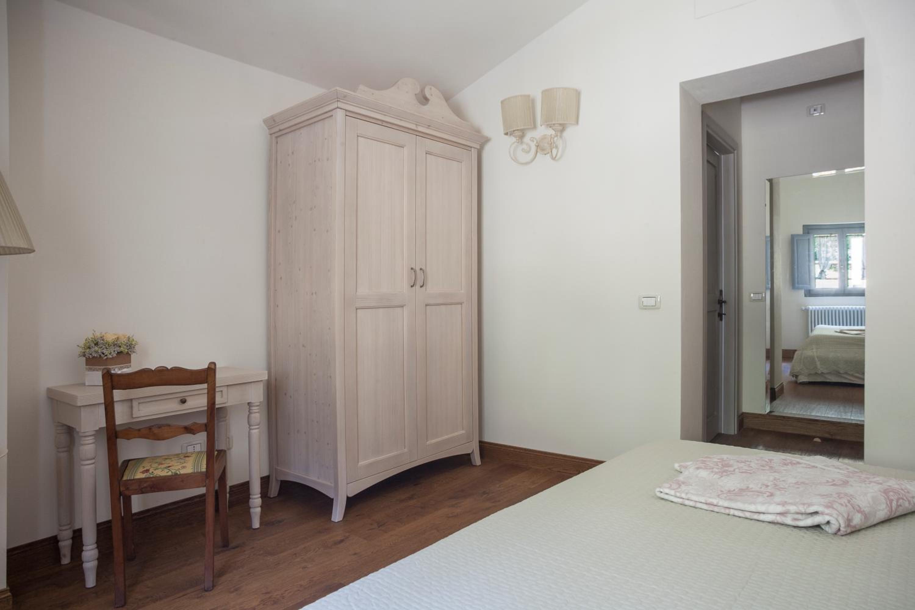 Double or Twin Room with Private Bathroom - Photo 2