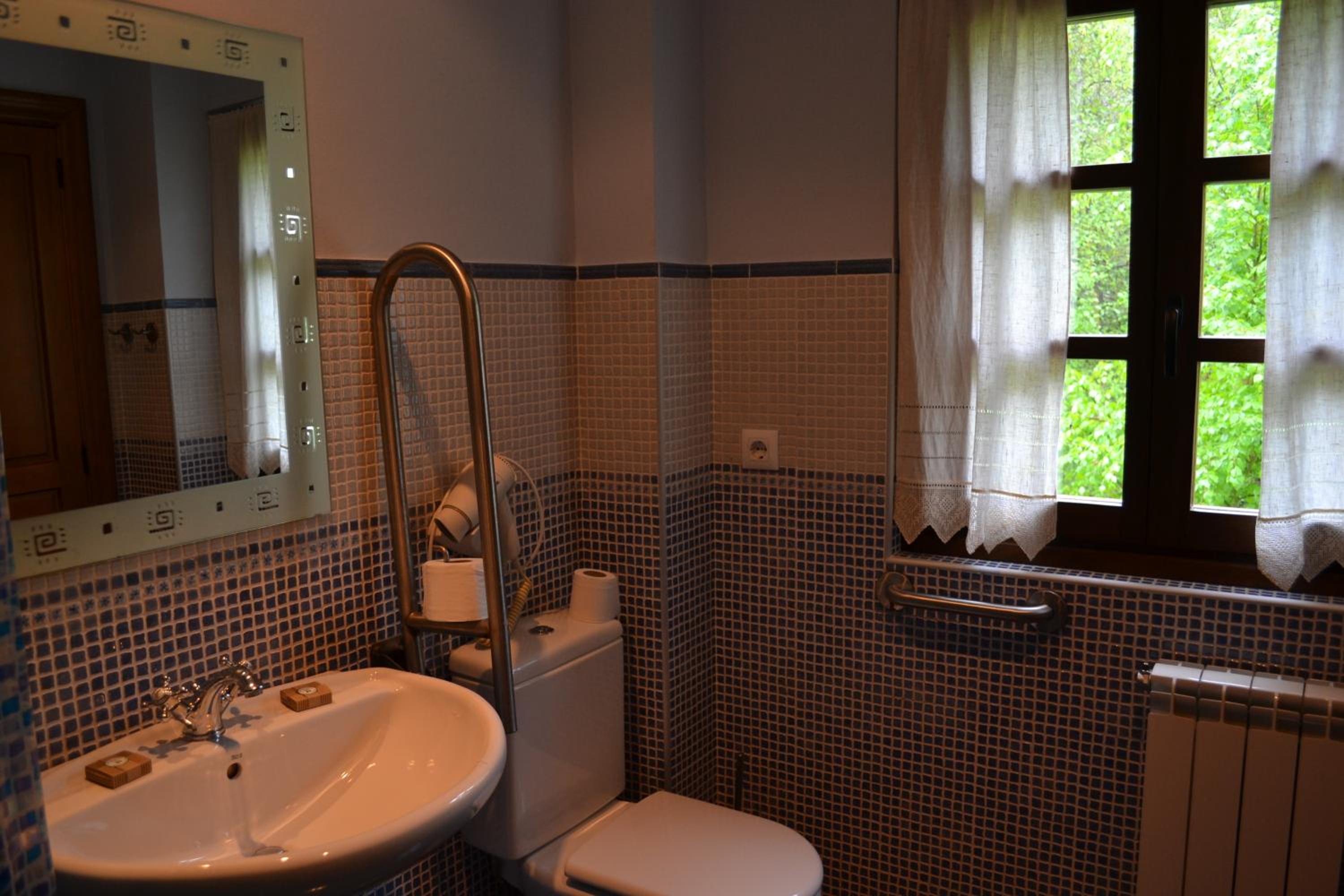 Double Room - Photo 9