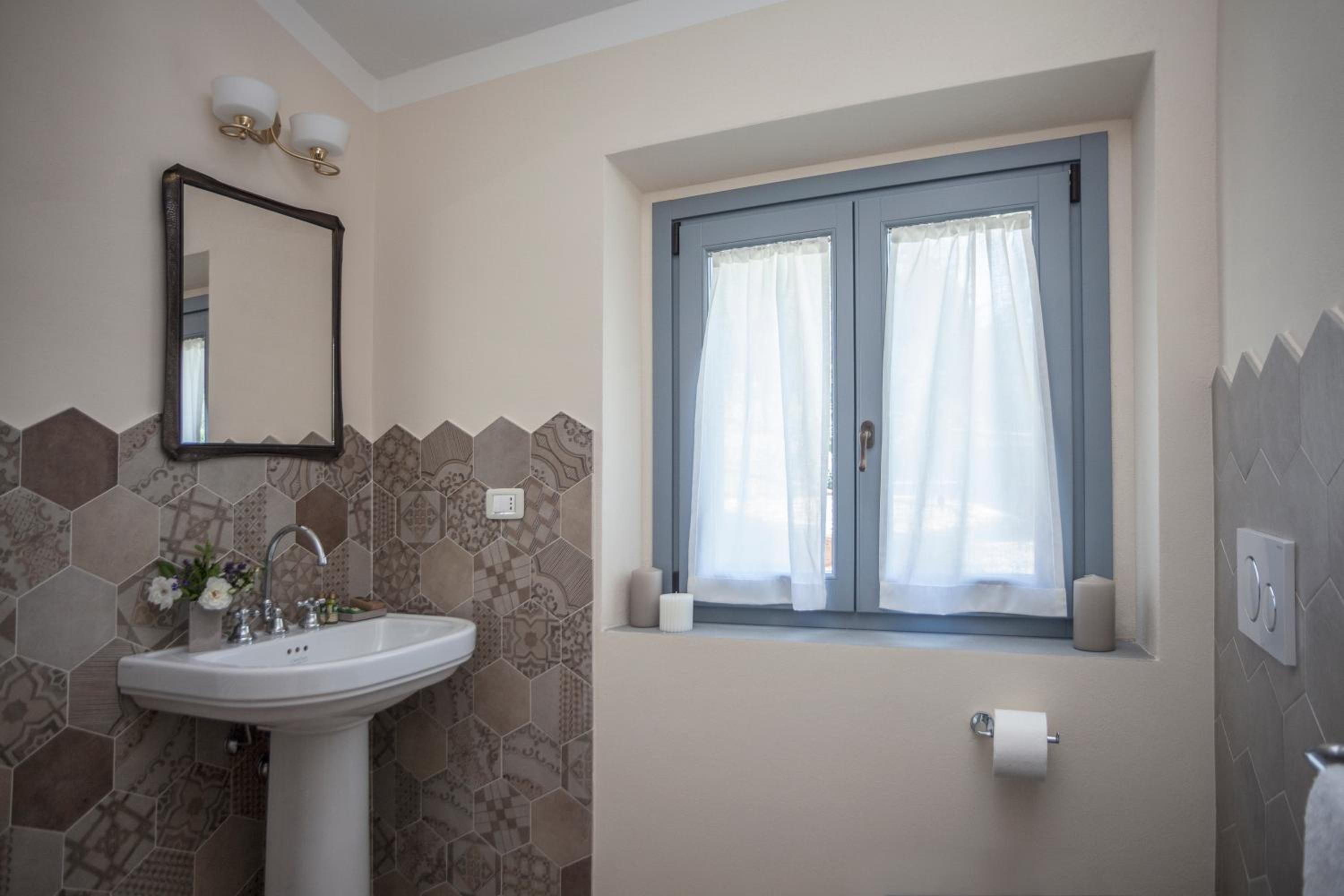 Double or Twin Room with Private Bathroom - Photo 3