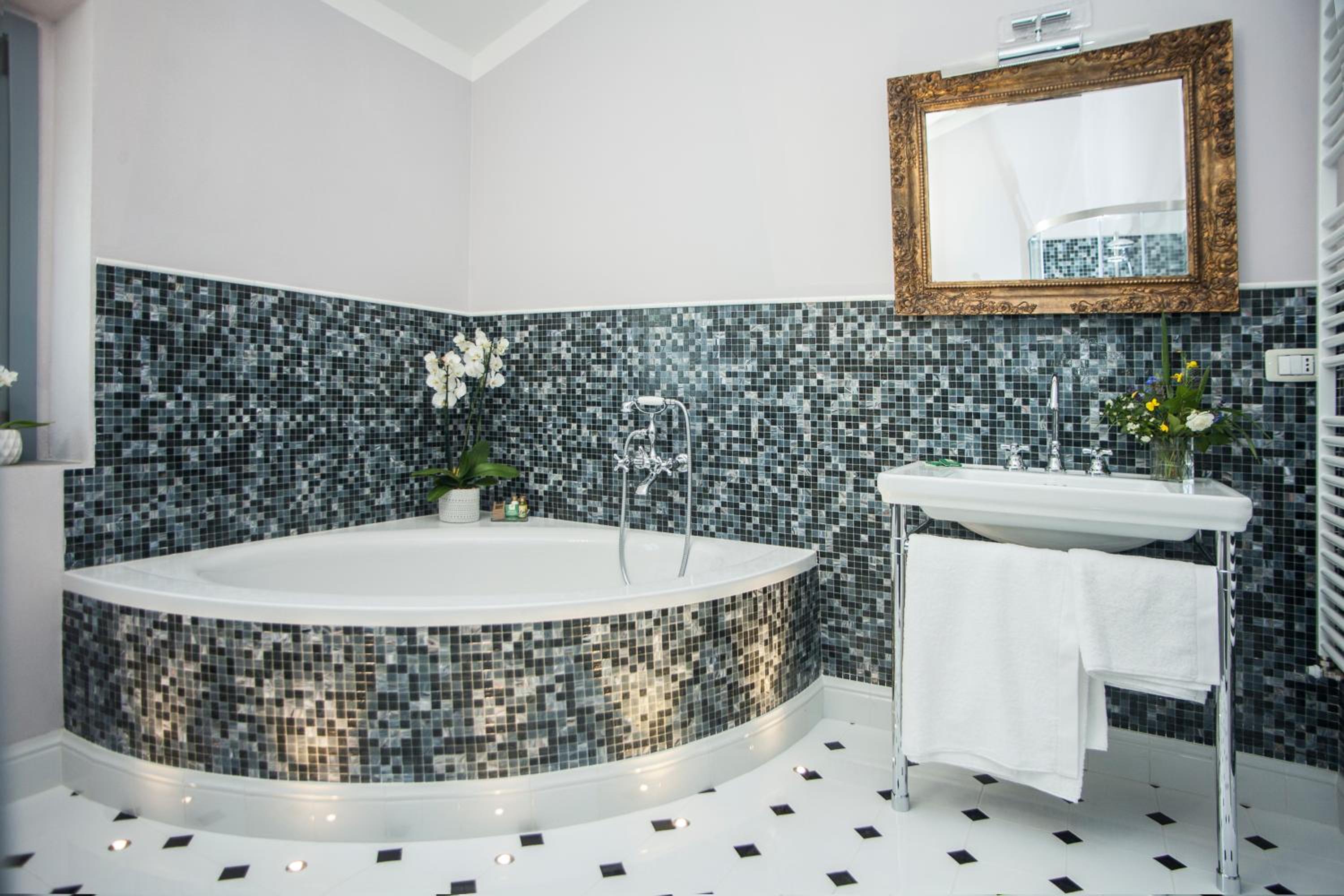 Deluxe Double Room with Bath photo 3