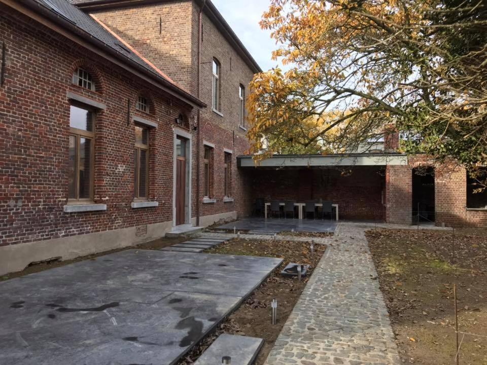 Six-Bedroom House photo 2