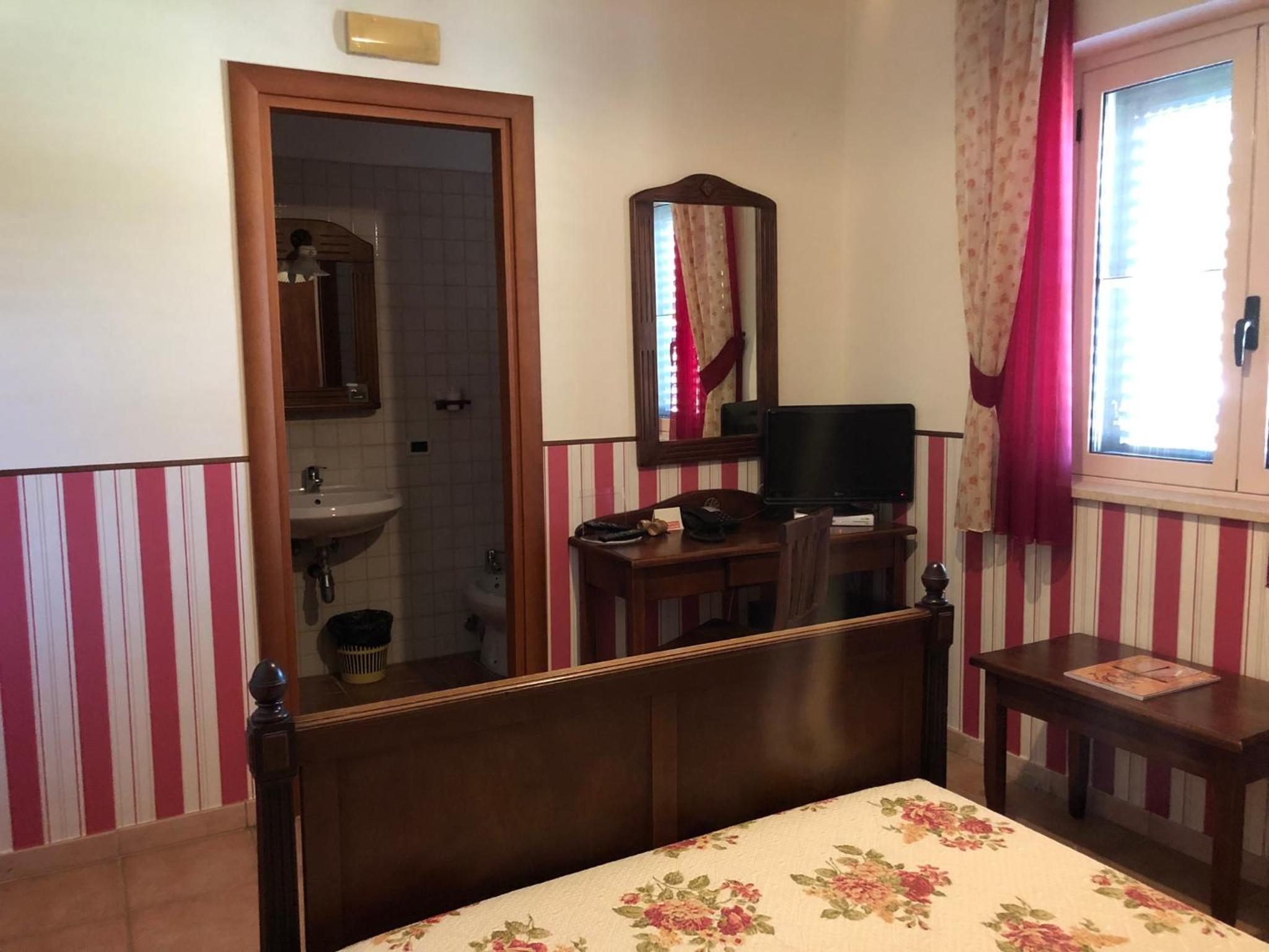 Single Room With Bathroom photo 2