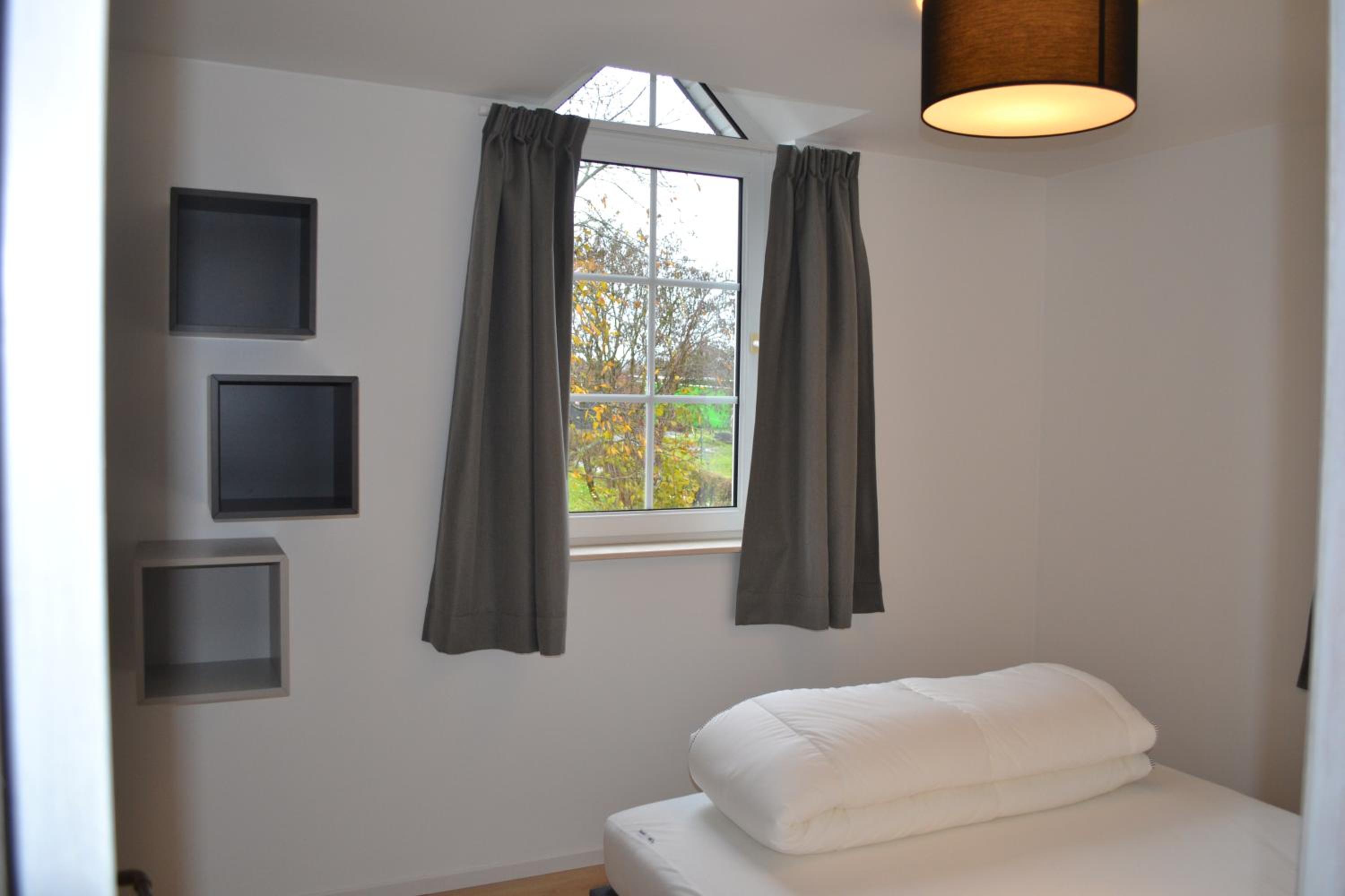 Five-Bedroom House photo 3