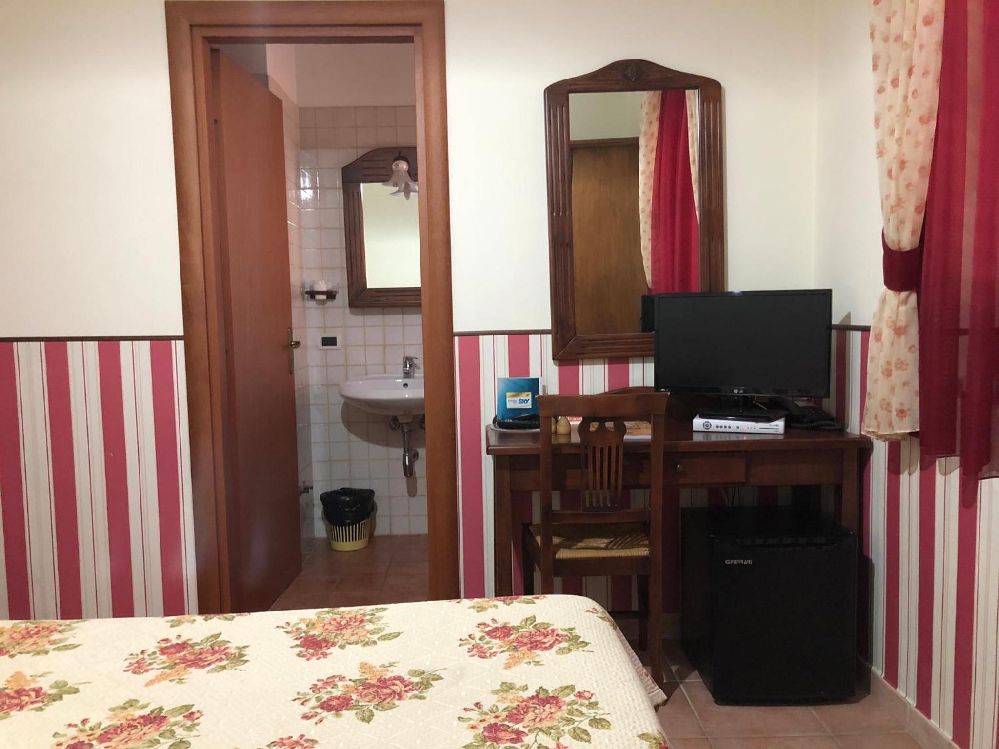 Single Room With Bathroom photo 1
