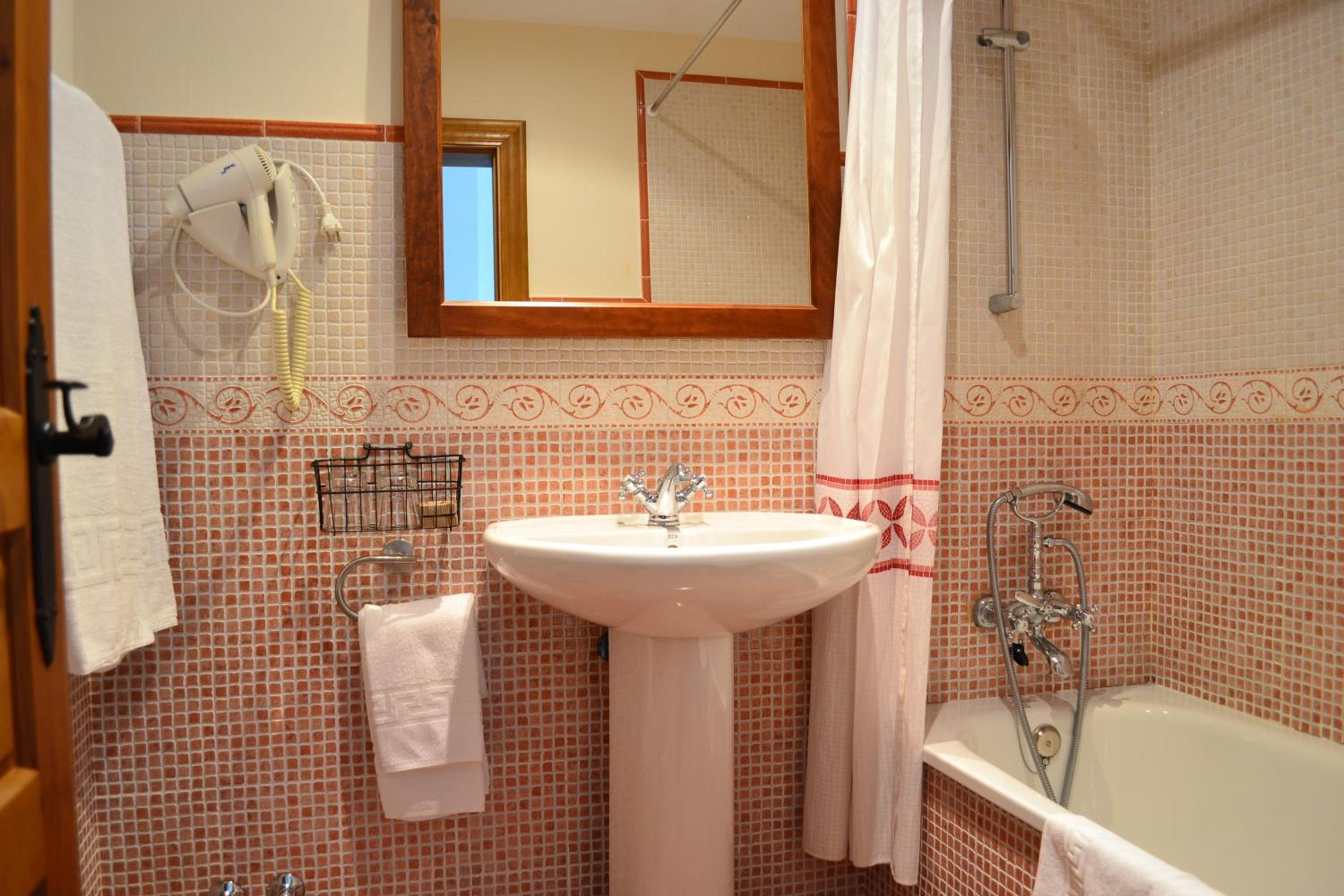 Double Room - Photo 16
