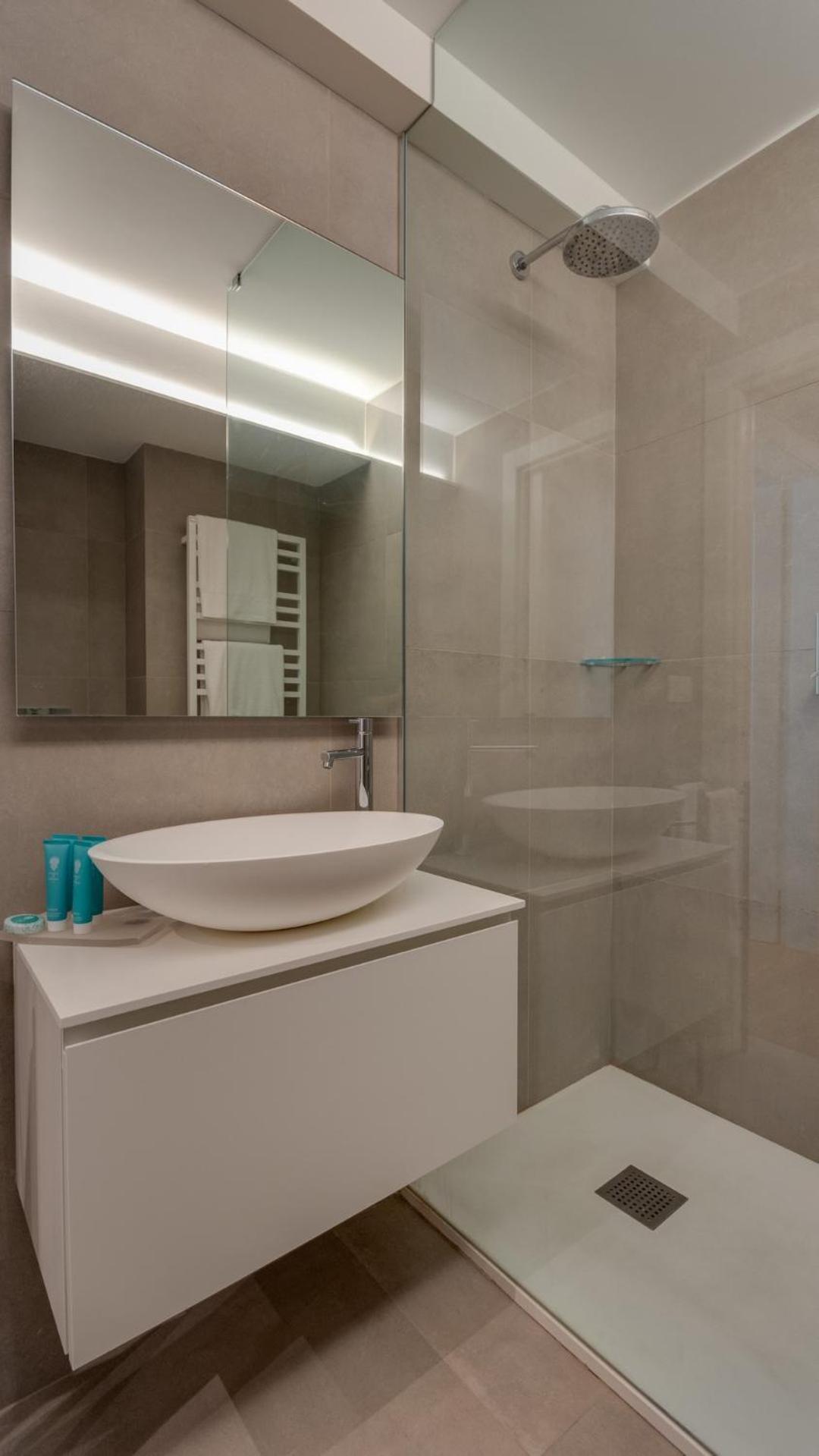 One-Bedroom Apartment - Photo 2