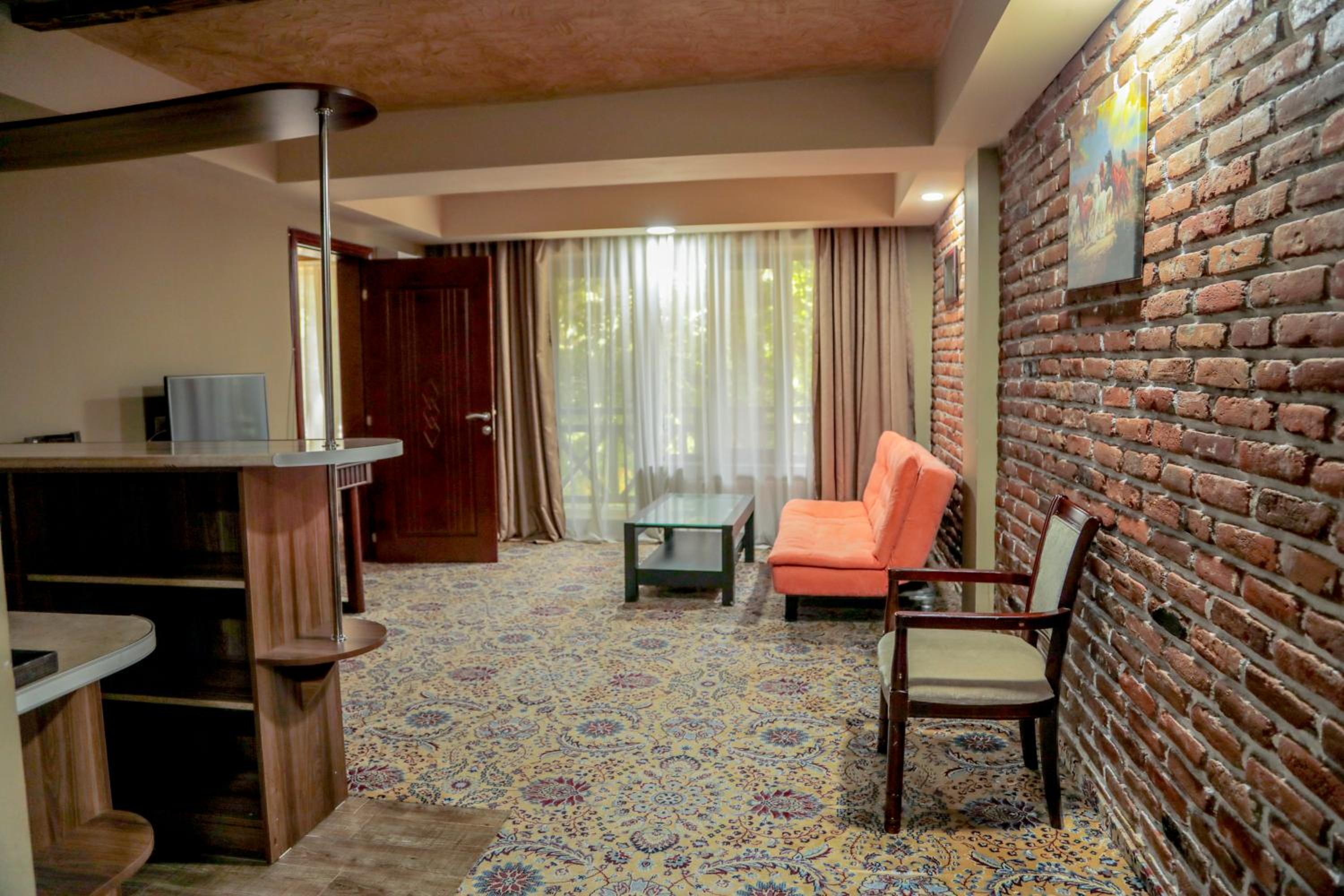 Classic Family Room - Photo 4