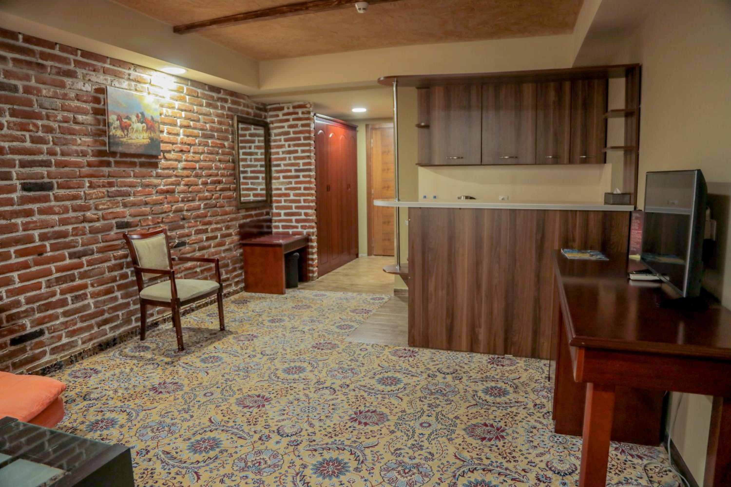 Classic Family Room - Photo 5