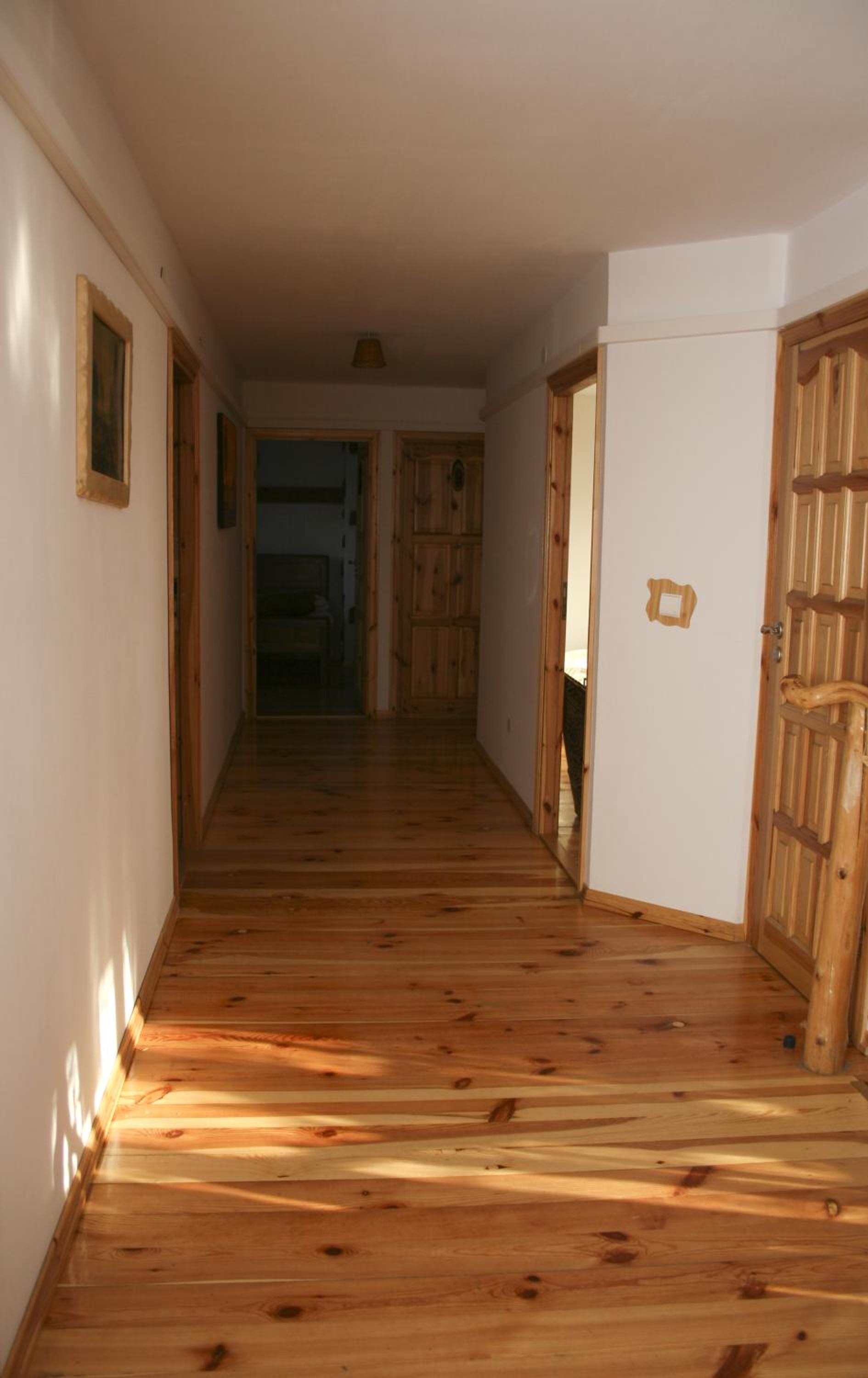 Basic Twin Room with Shared Bathroom photo 3