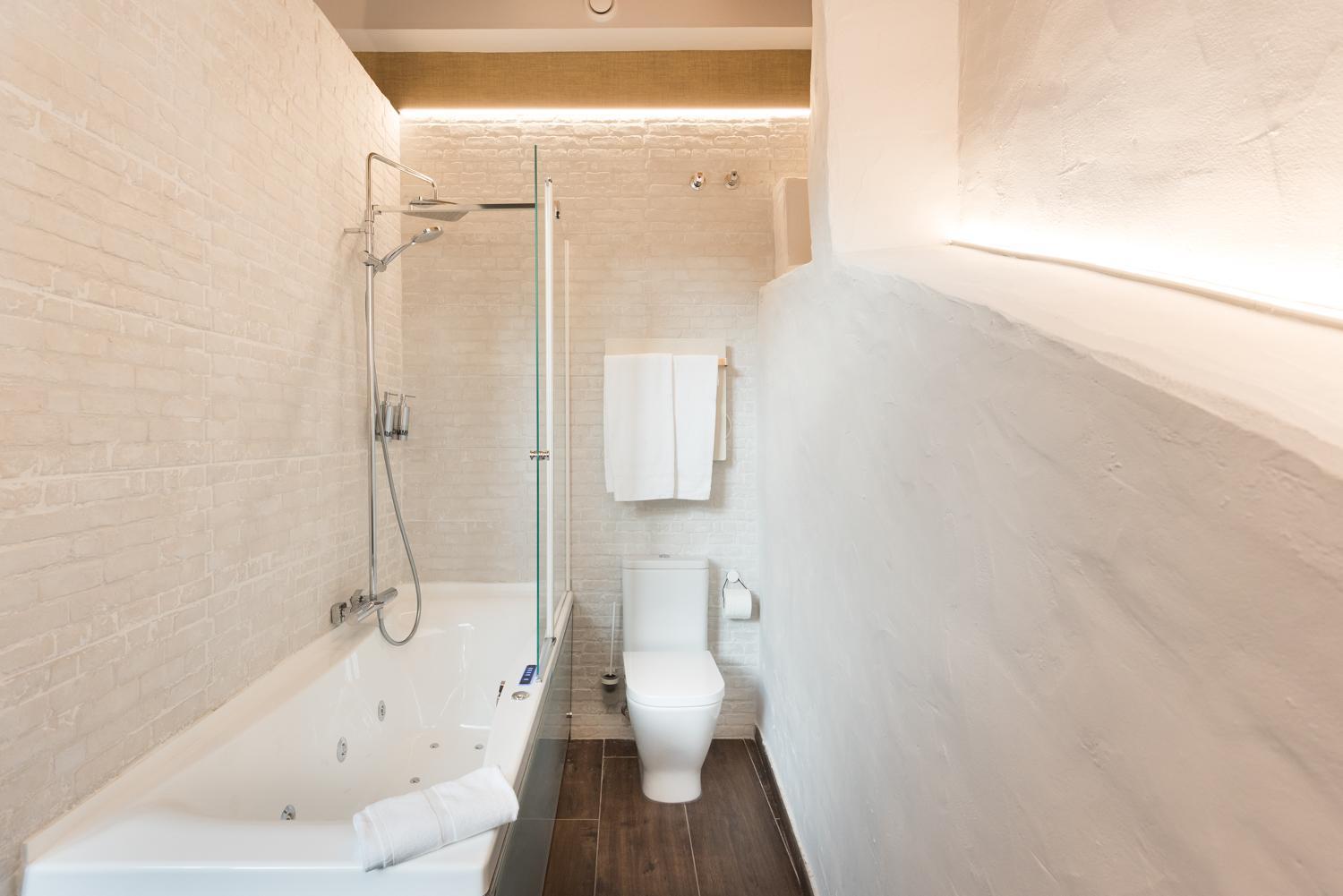 Double Room with Spa Bath photo 2