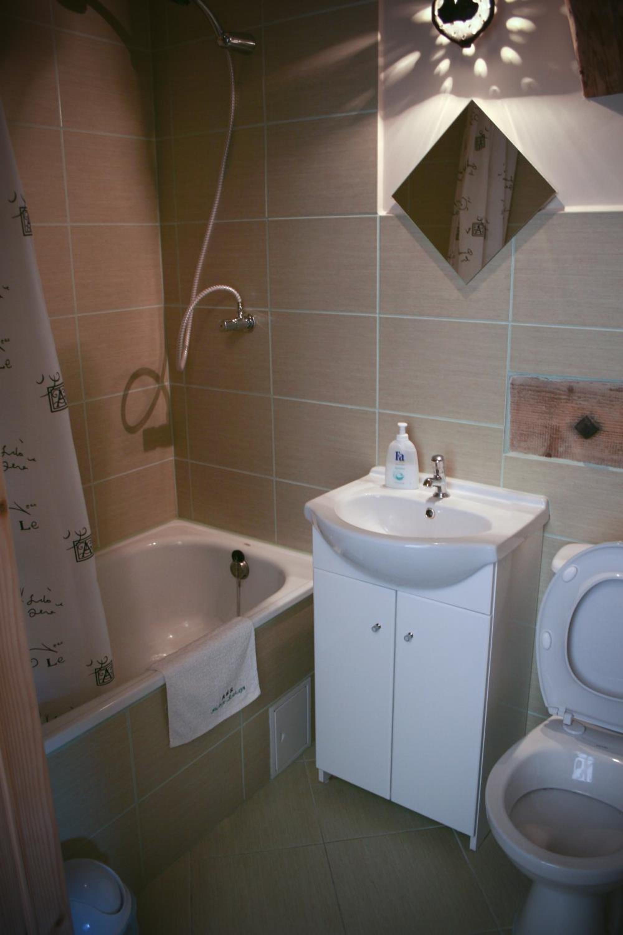 Double Room with Bathroom - Photo 17