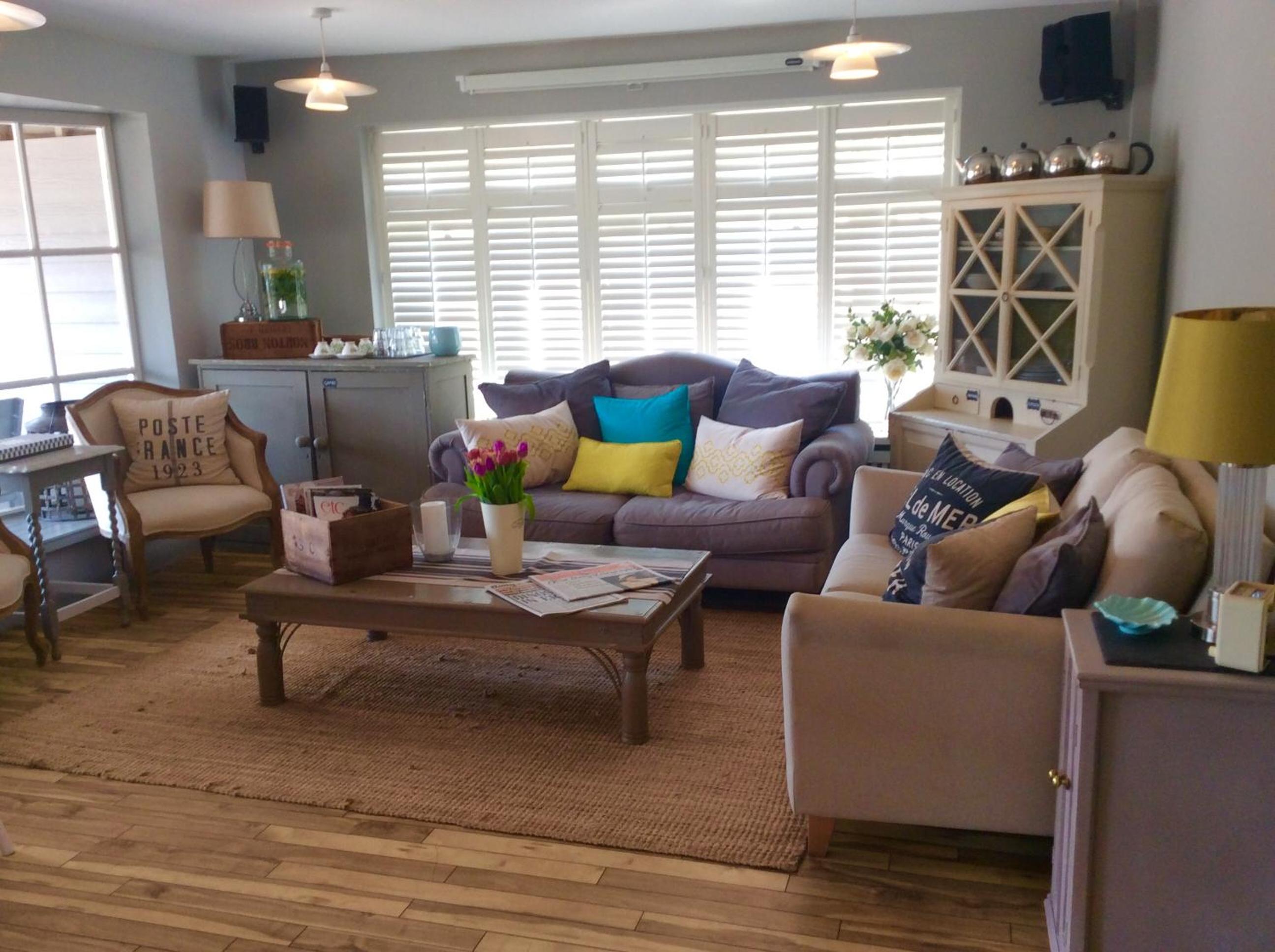 Family Room - Pet Friendly - Photo 8