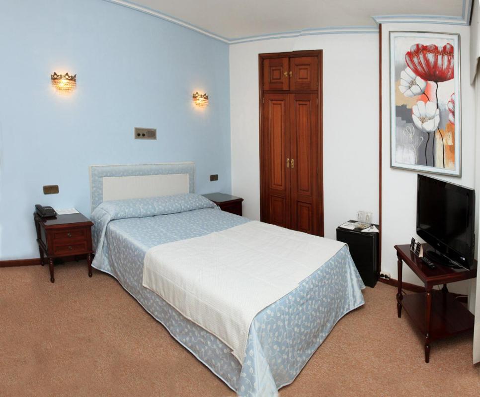 Double or Twin Room - Photo 8