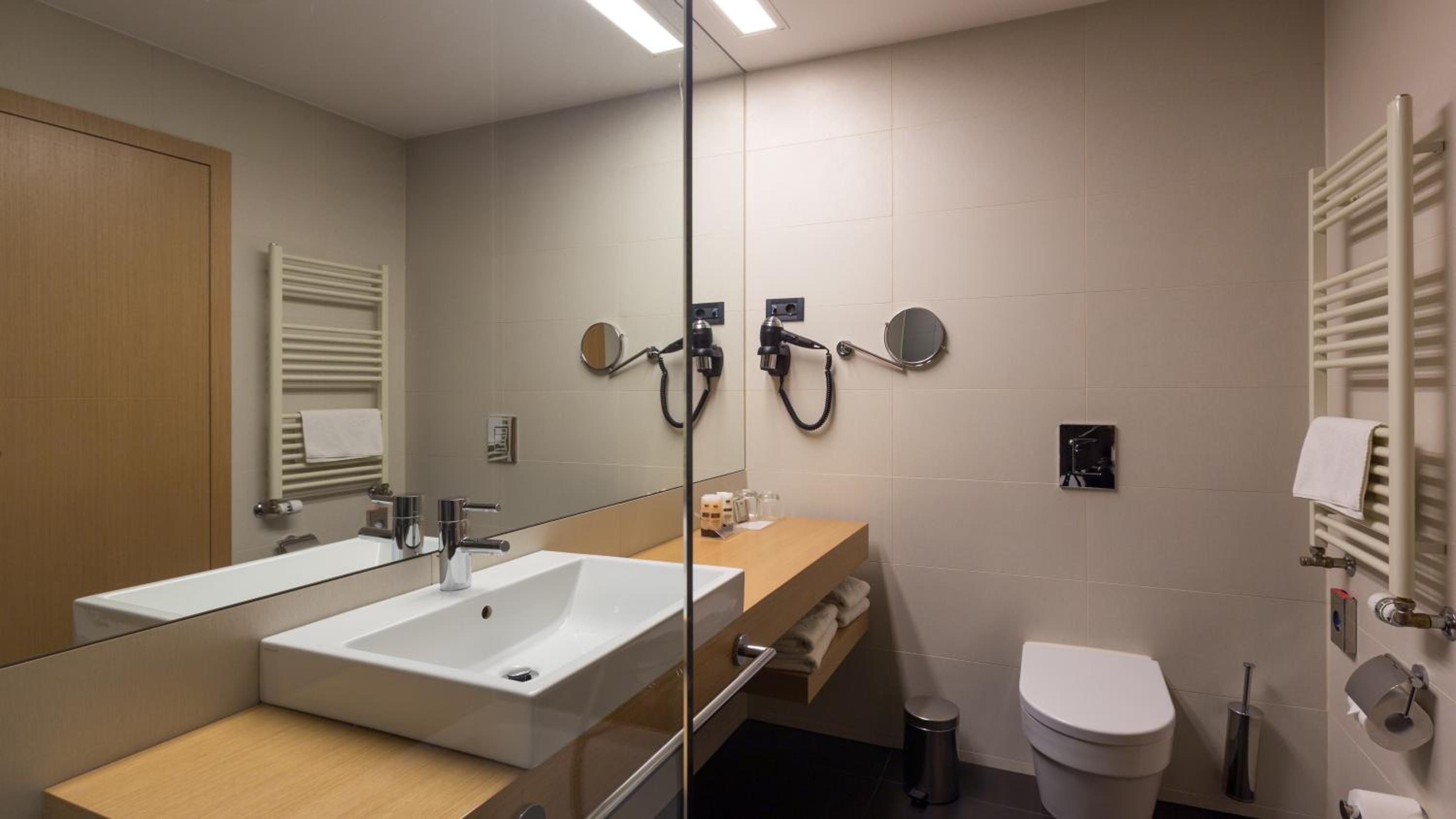 Premium Twin Room with Balcony and Front View - Photo 6
