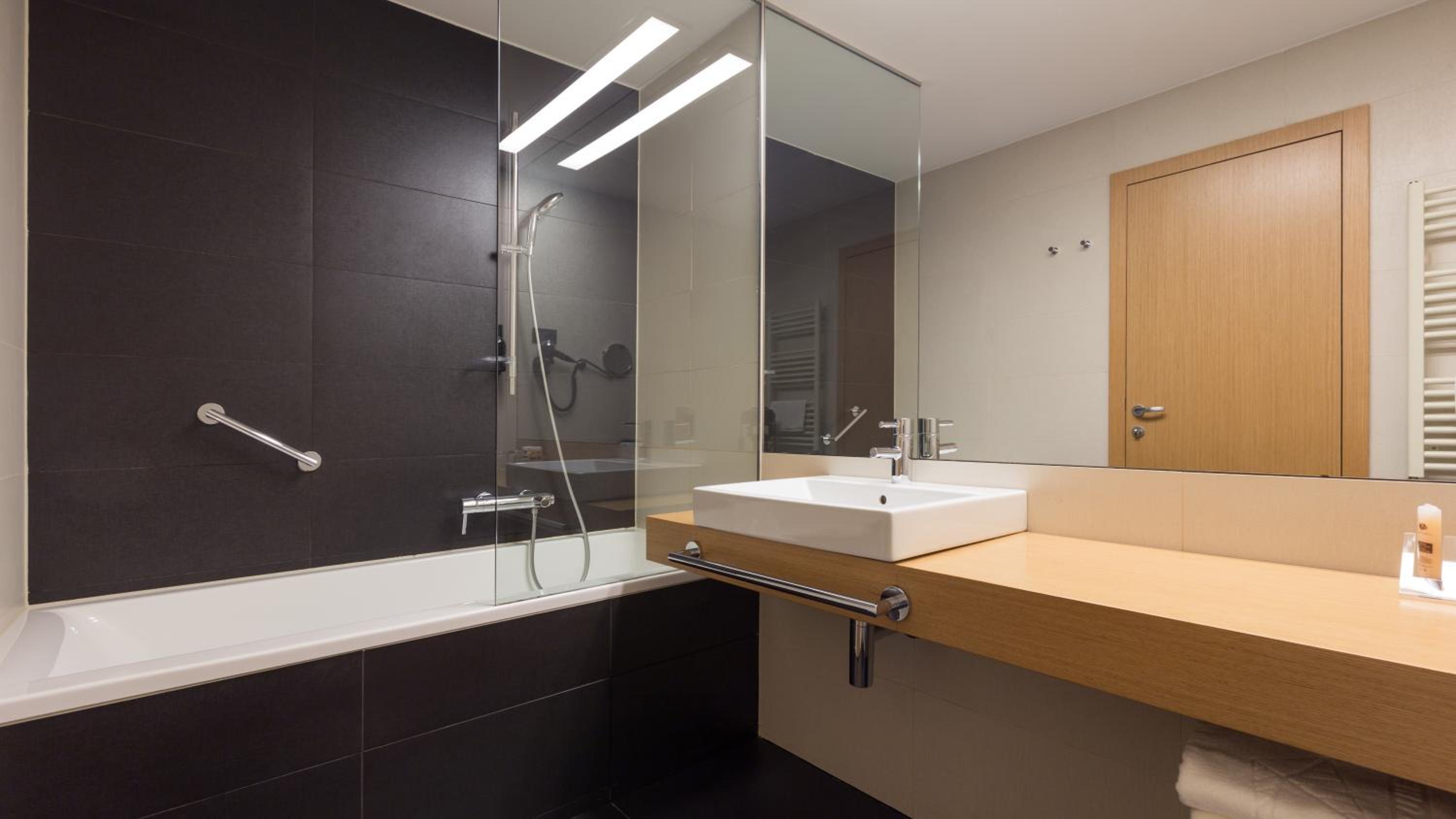 Premium Twin Room with Balcony and Front View - Photo 5