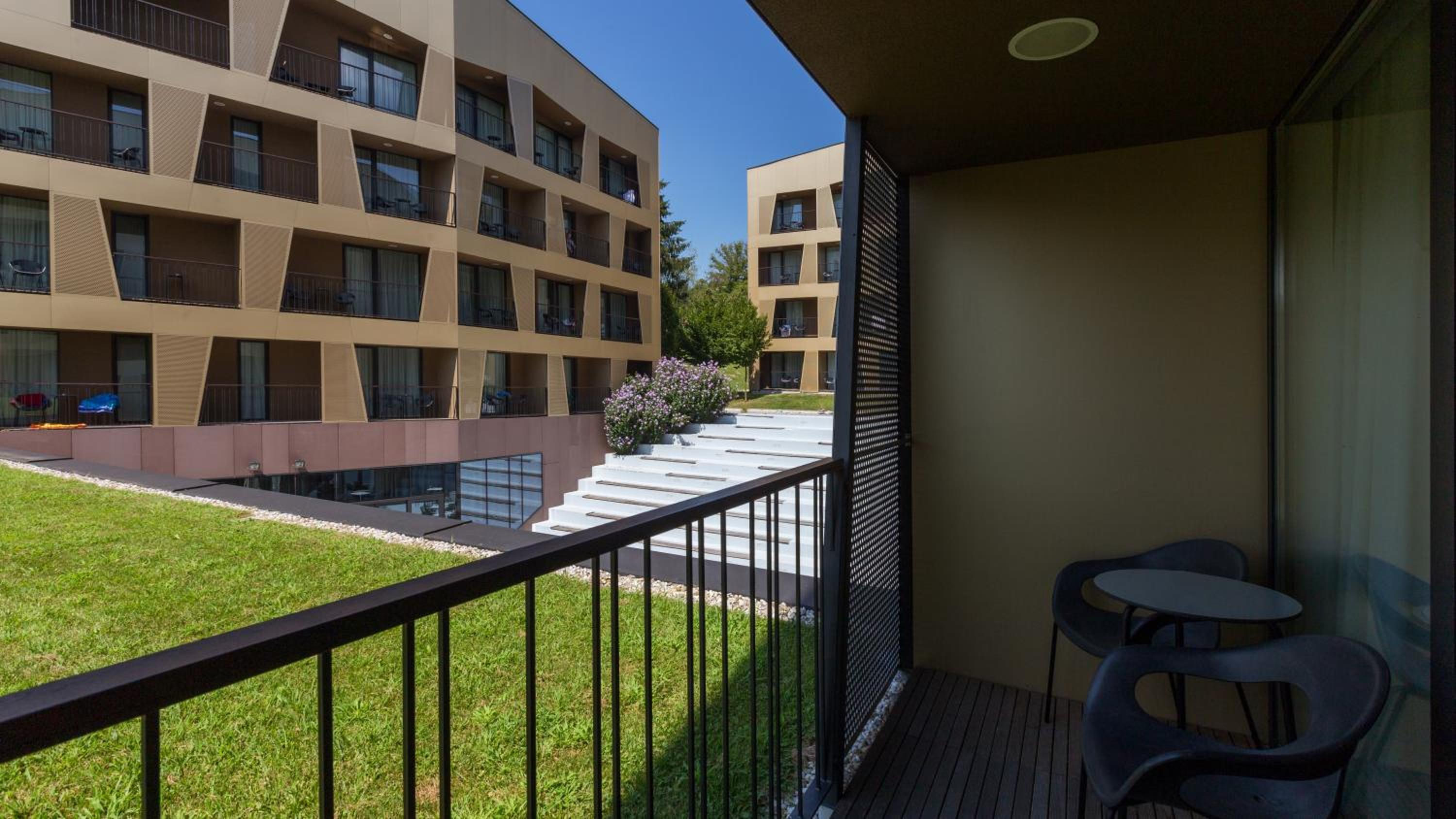Premium Twin Room with Balcony and Front View - Photo 4