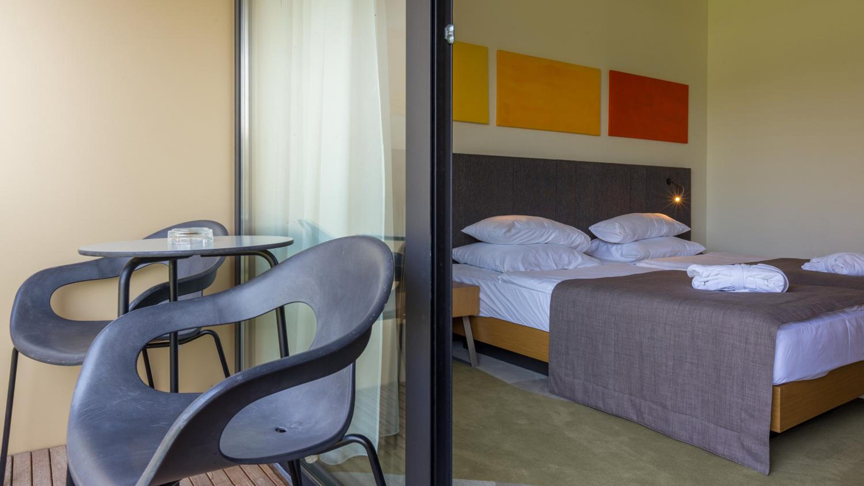 Premium Twin Room with Balcony and Front View - Photo 1