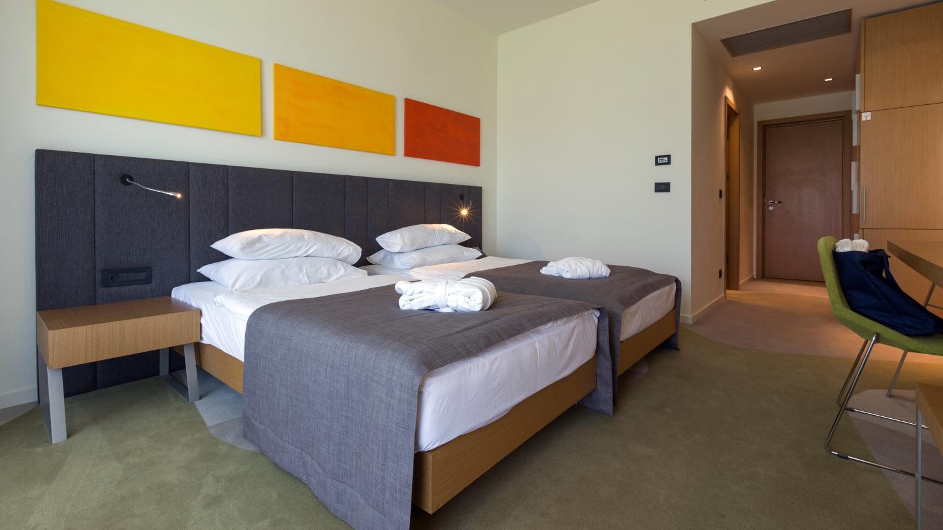 Premium Twin Room with Balcony and Front View - Photo 2