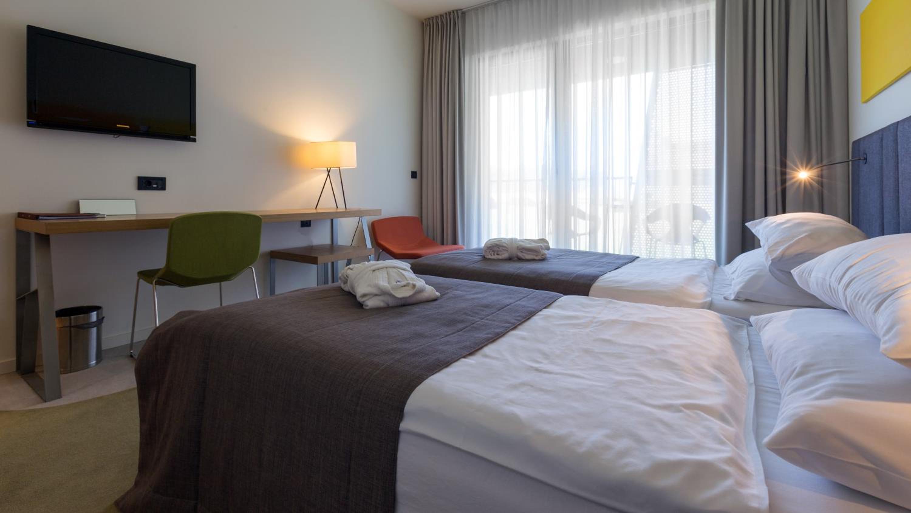Premium Twin Room with Balcony and Front View - Photo 3