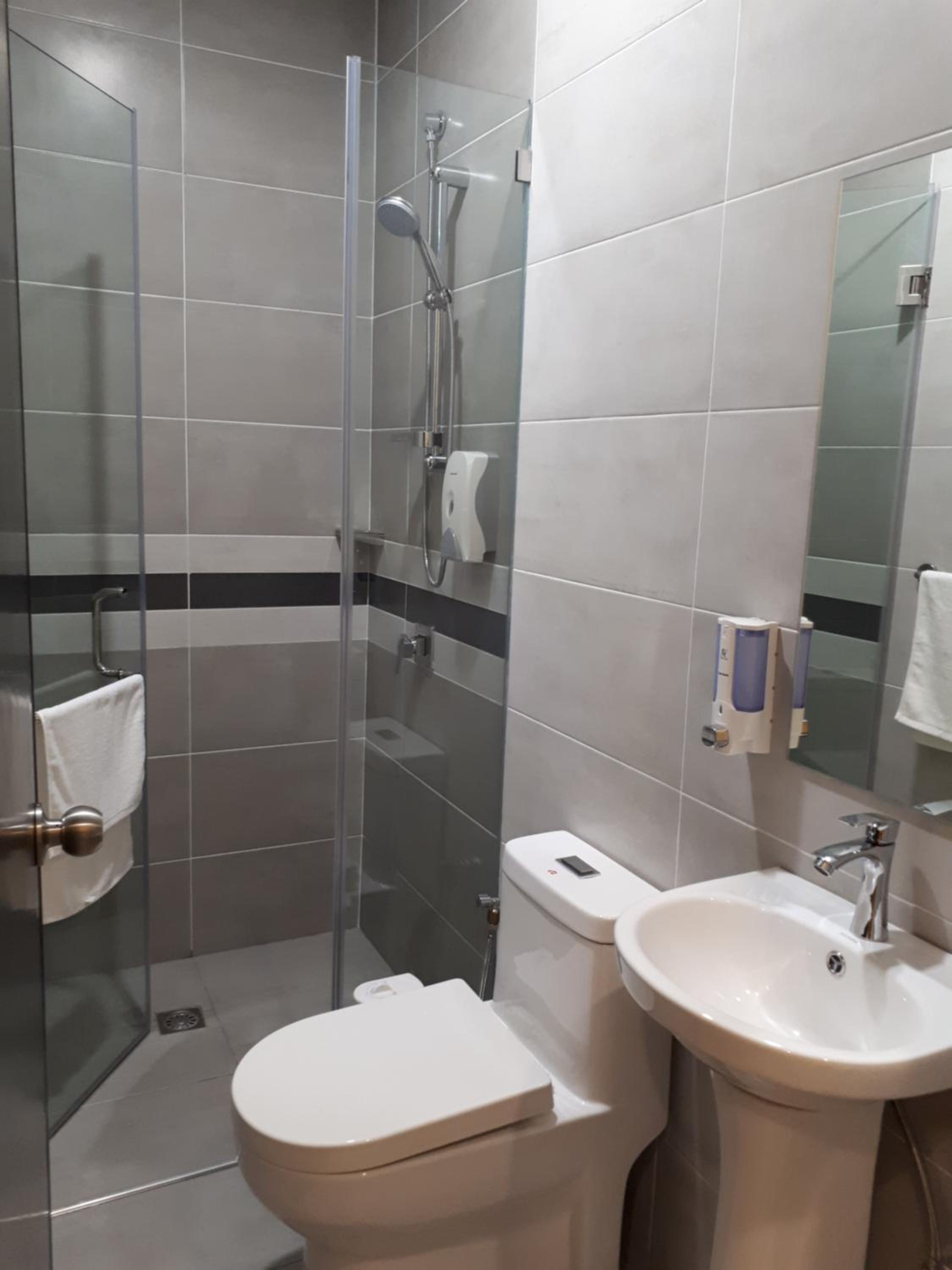 Standard Queen Room (No Window) - Photo 5
