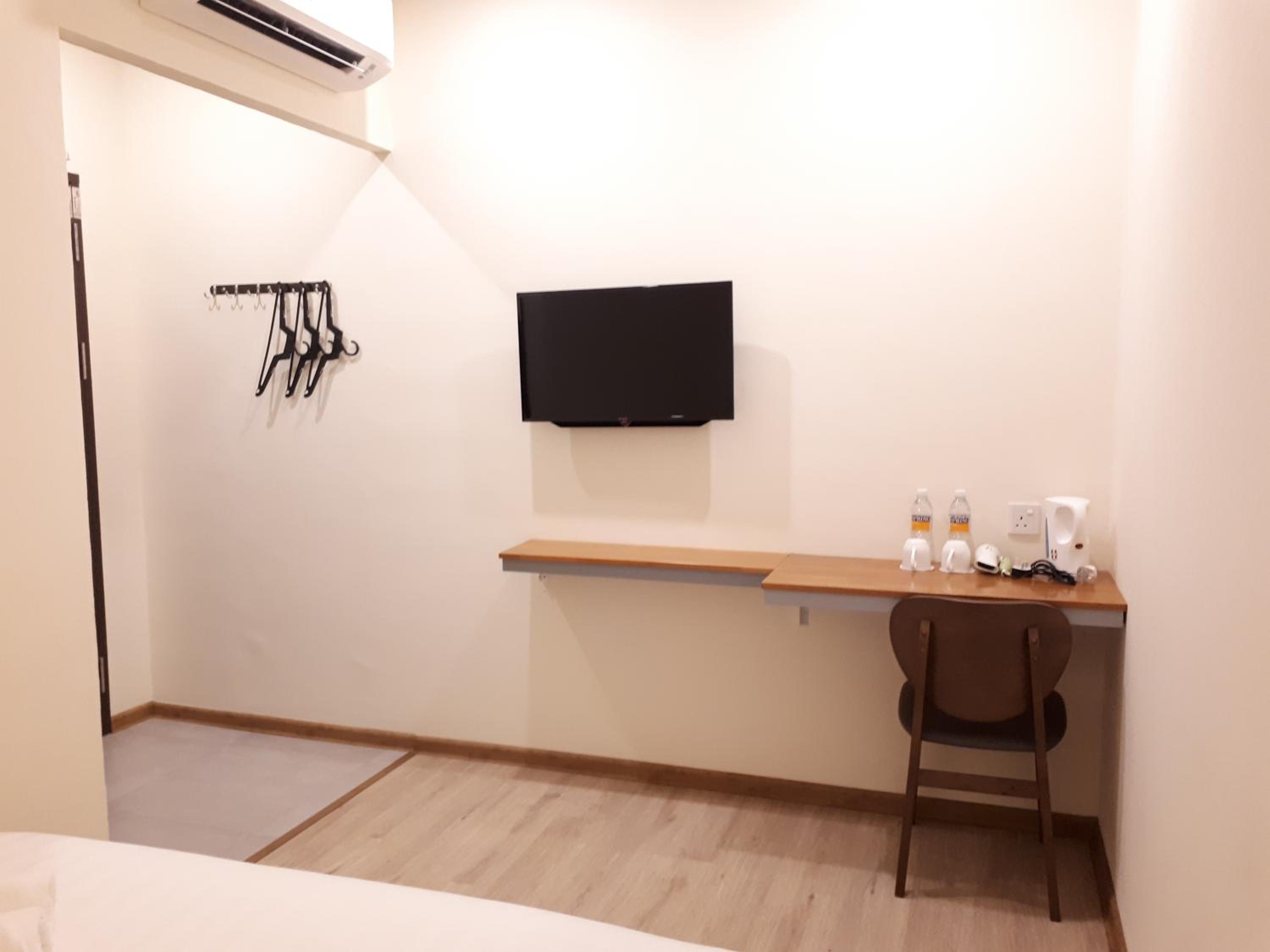 Standard Queen Room (No Window) - Photo 4