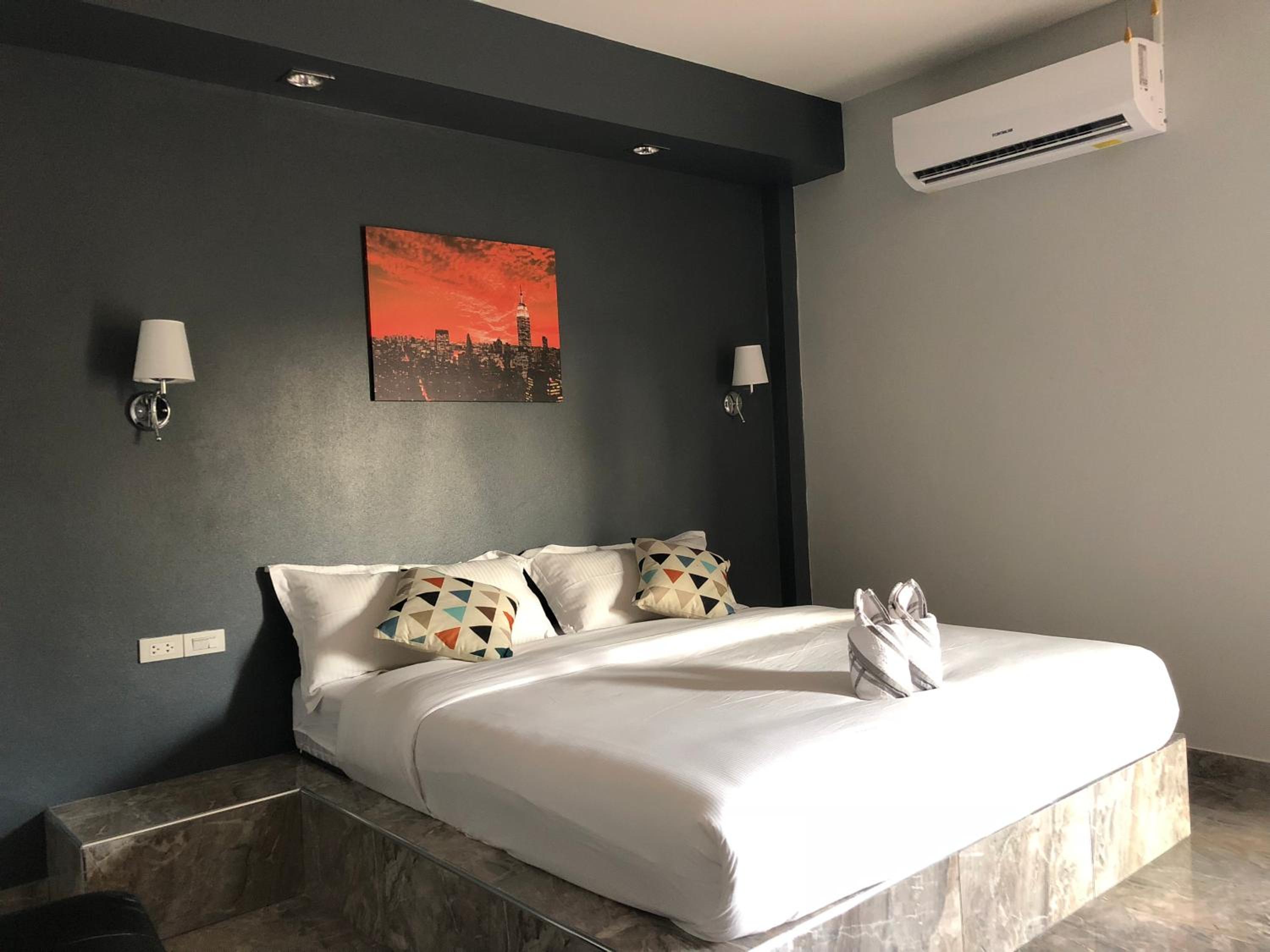 Standard King Room - Photo 12