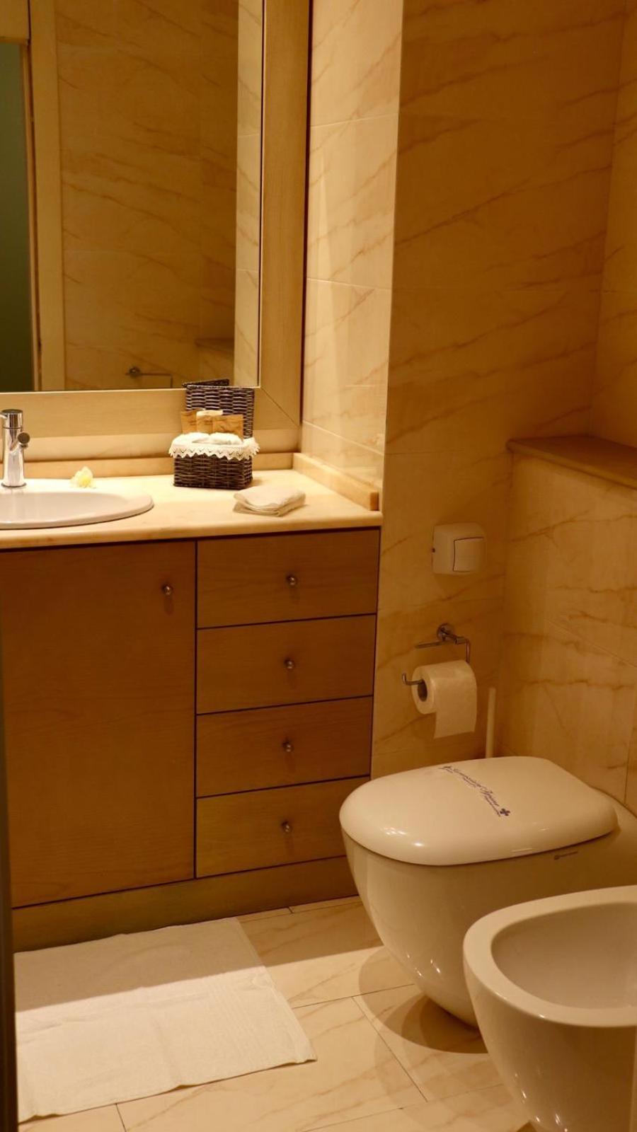 Deluxe Double Room - Photo 11