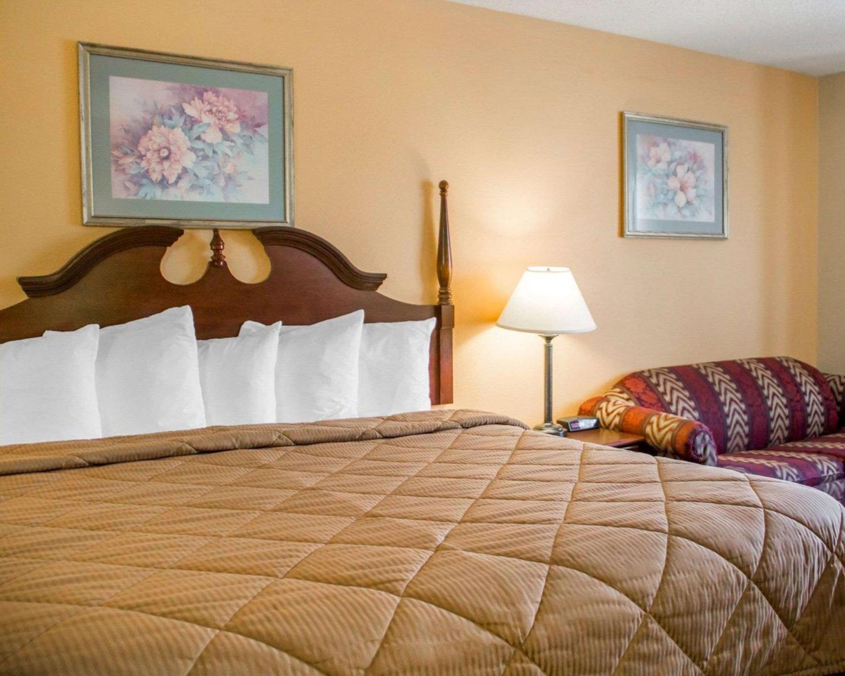 King Room - Non-Smoking - Photo 5