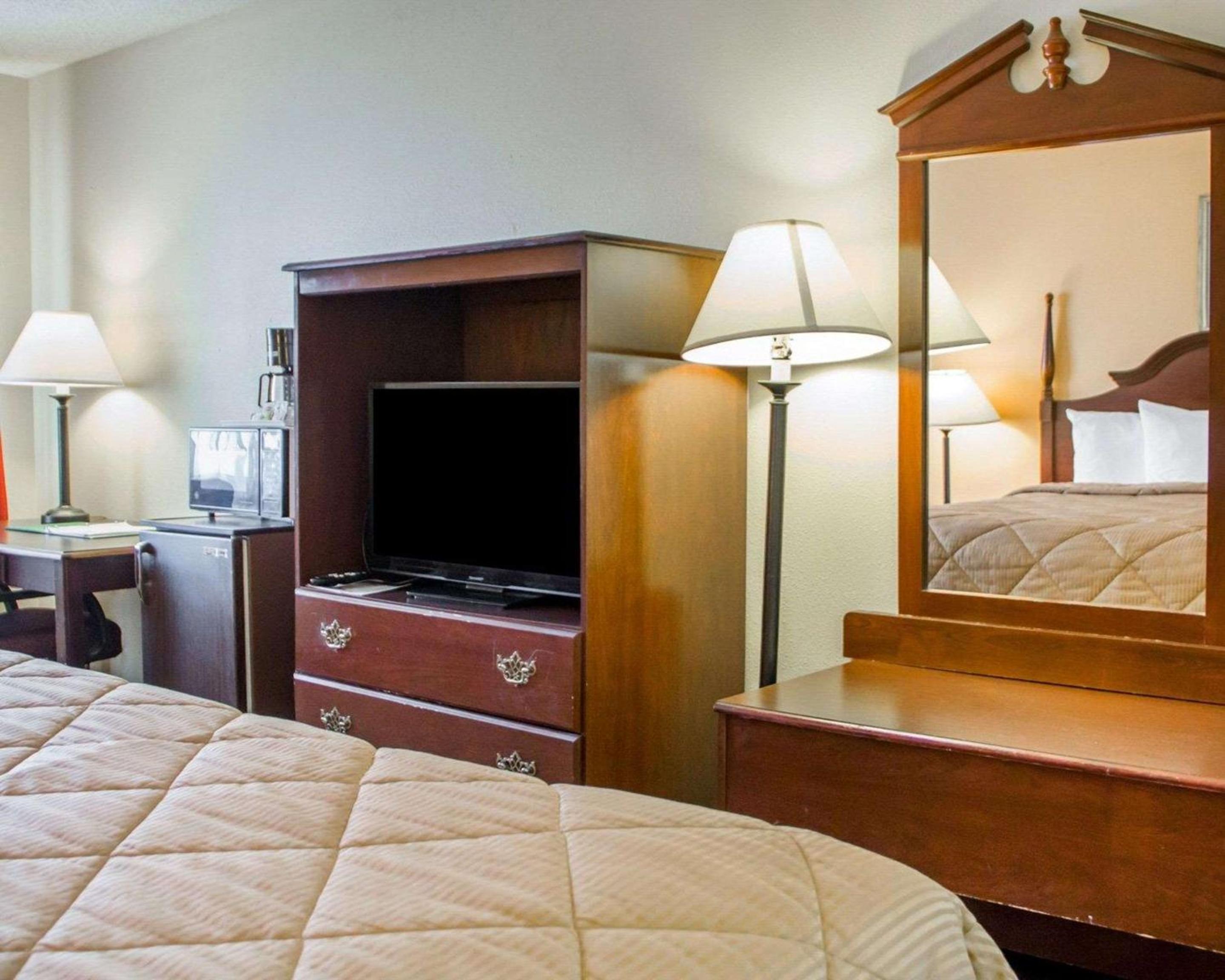 King Room - Non-Smoking - Photo 2