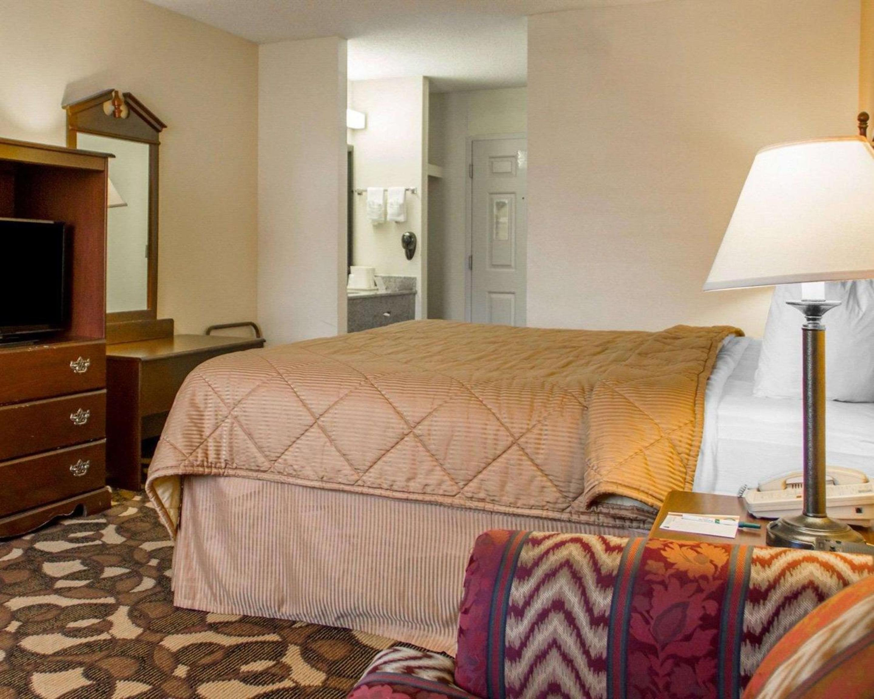King Room - Non-Smoking - Photo 3