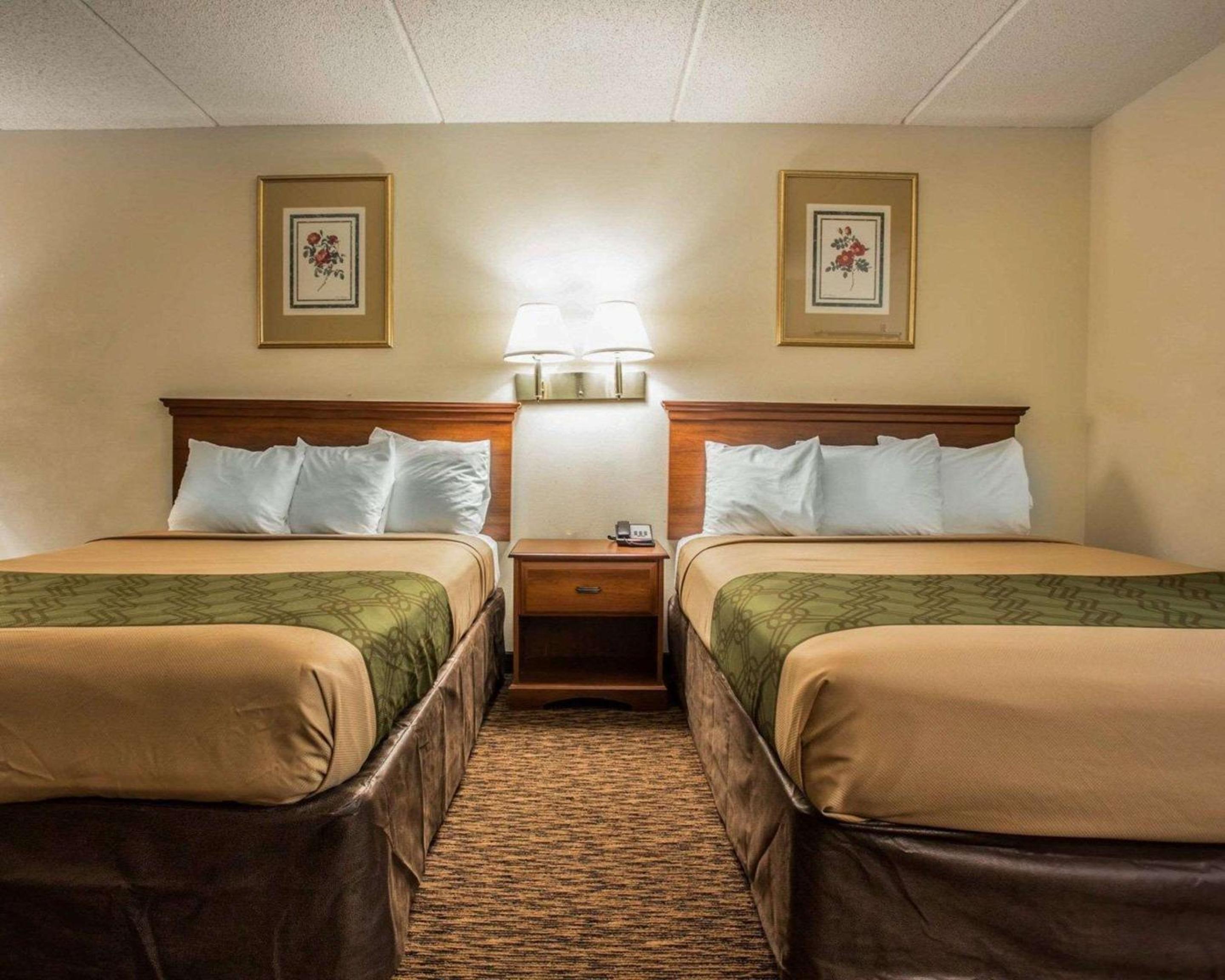 Queen Room With Two Queen Beds - Smoking photo 3