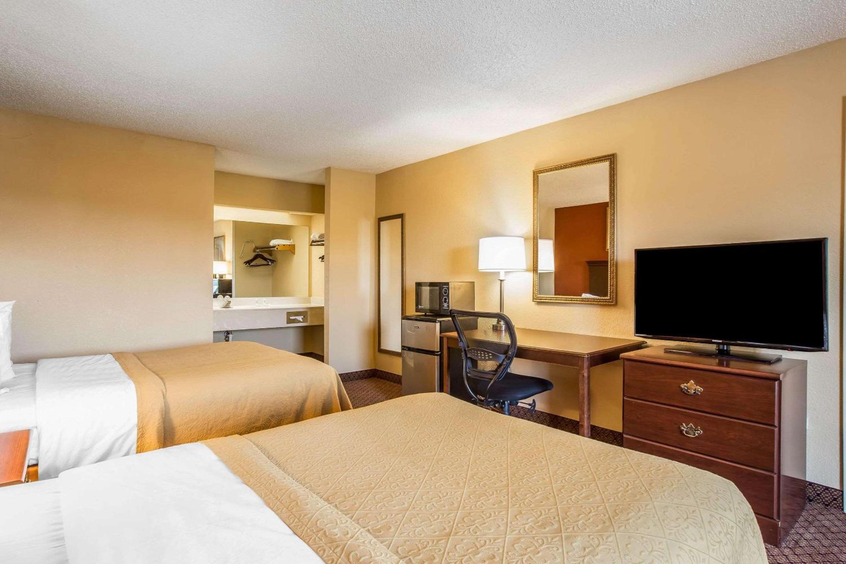 Double Room with Two Double Beds - Smoking - Photo 4