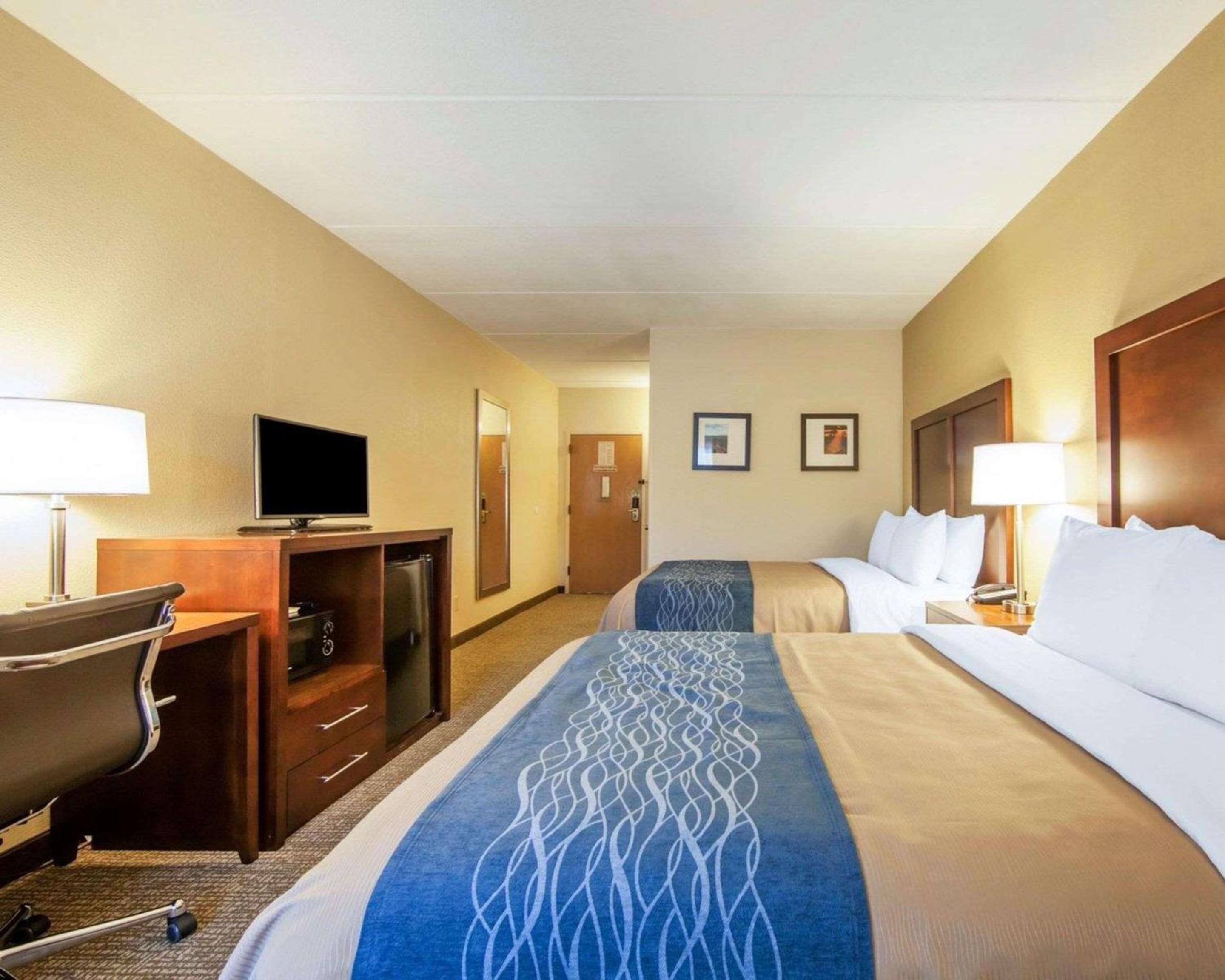 Queen Room with Two Queen Beds - Non-Smoking - Photo 2