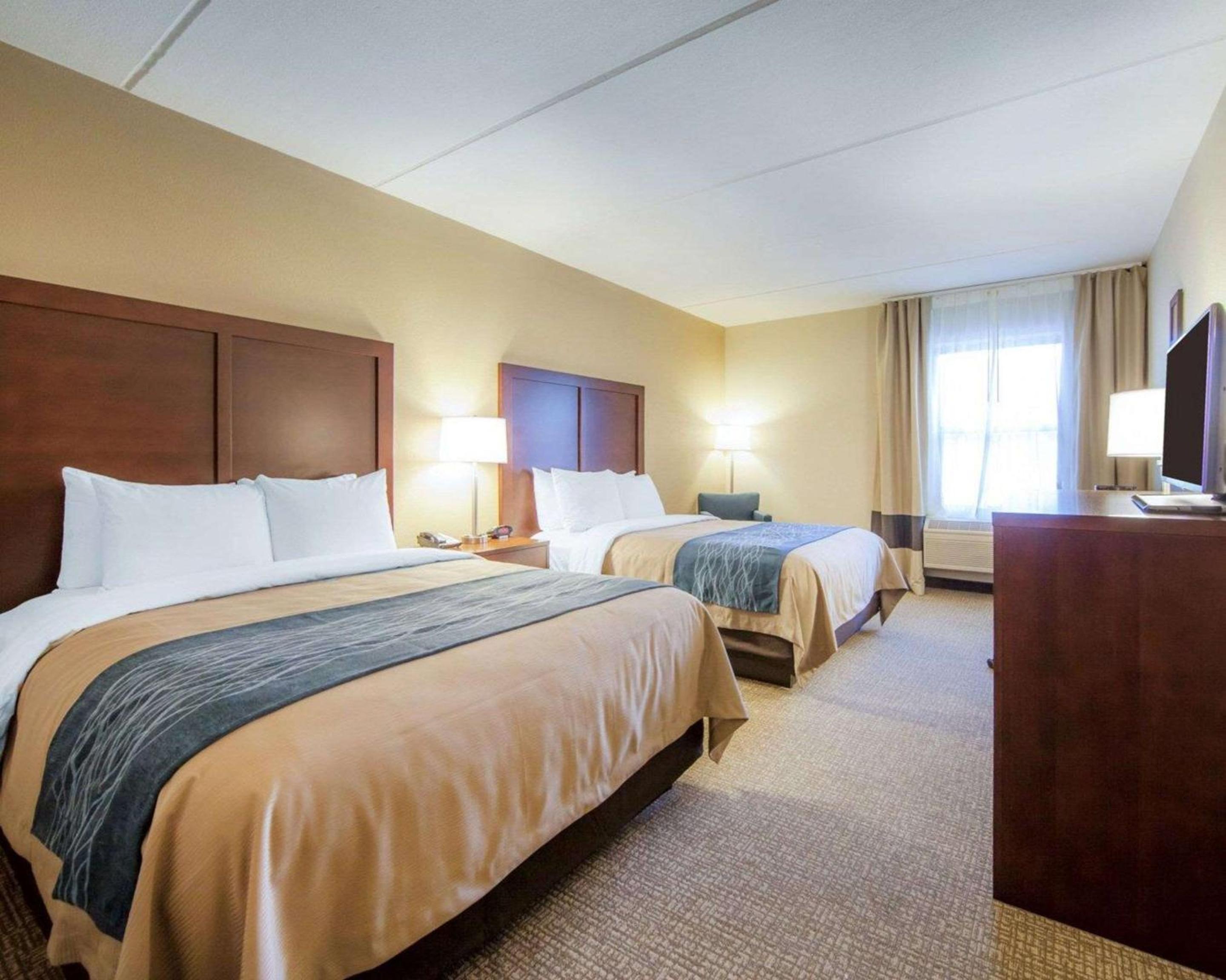 Queen Room with Two Queen Beds - Non-Smoking - Photo 3