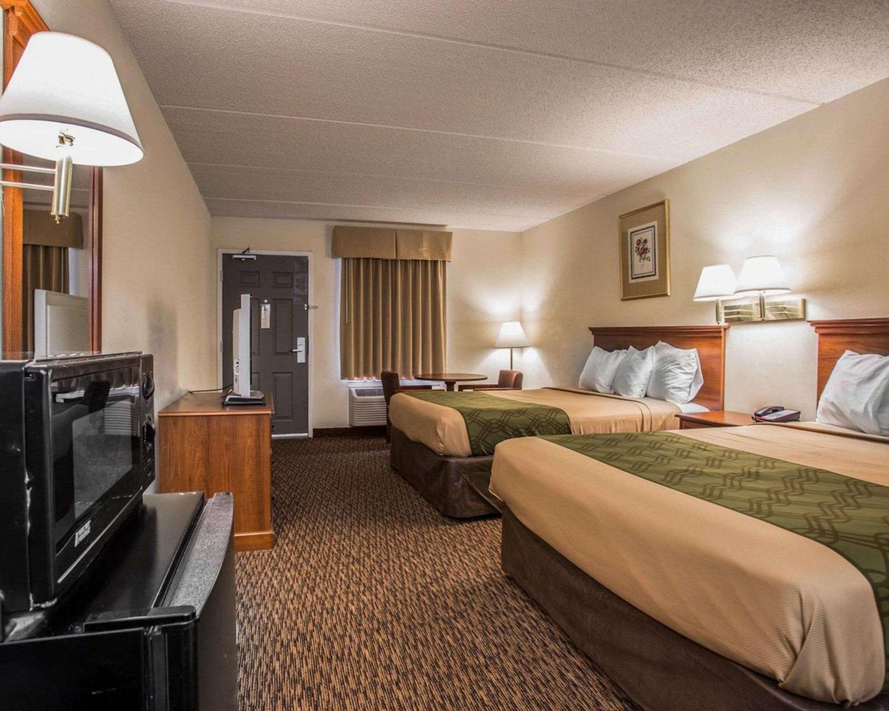 Queen Room With Two Queen Beds - Smoking photo 2